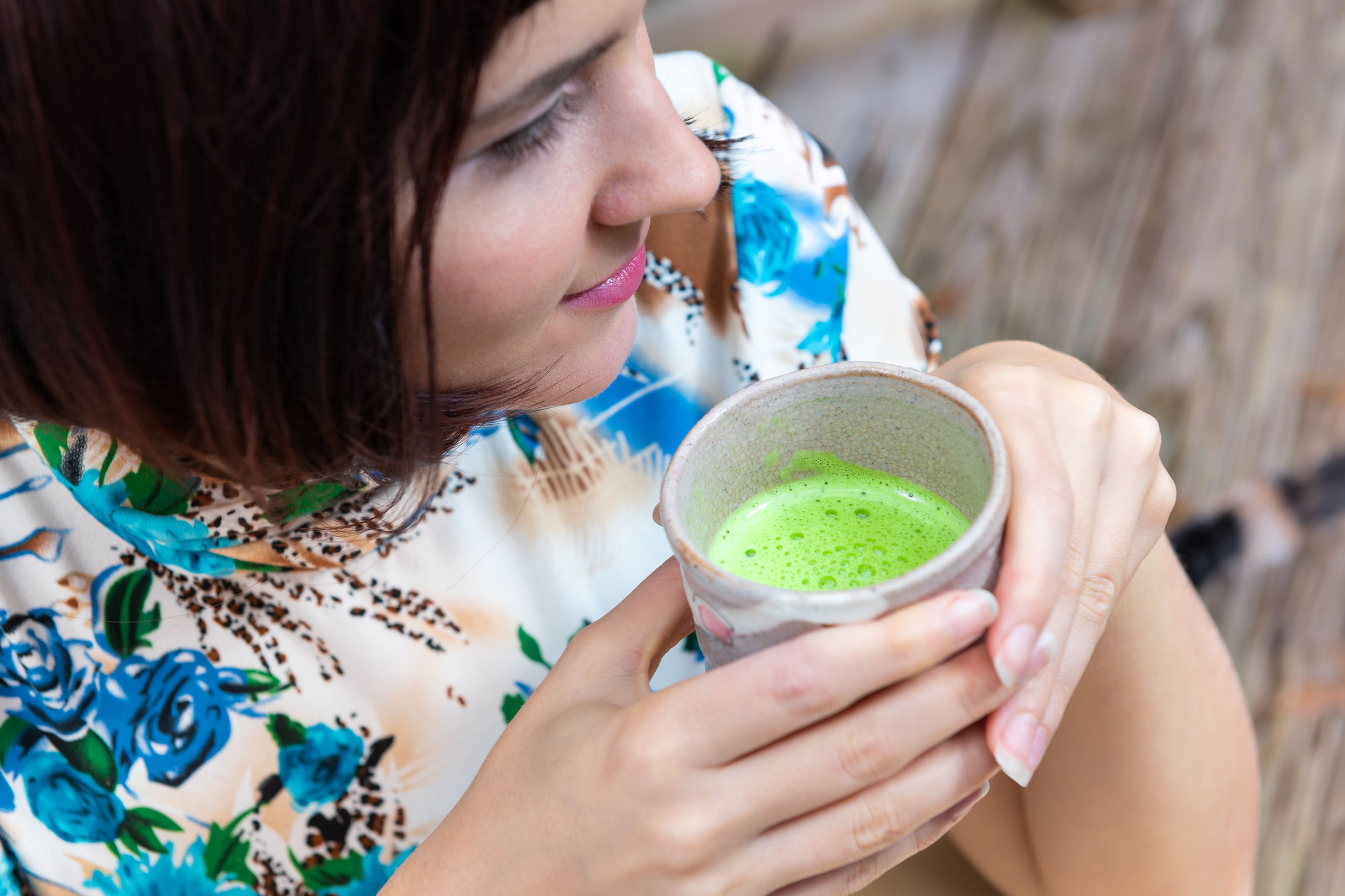 mujer bebiendo té verde matcha