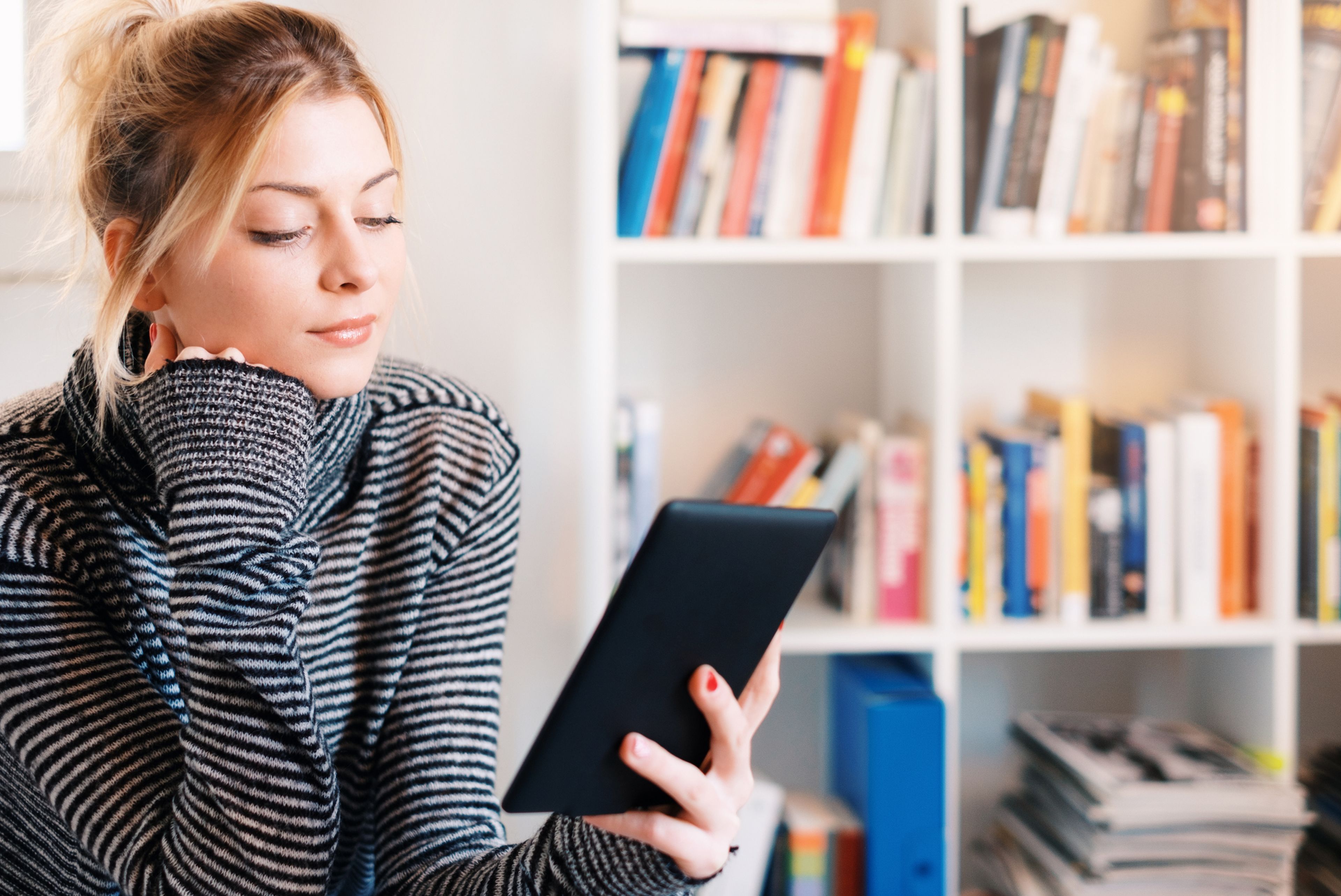 Mujer leyendo en un libro electrónico
