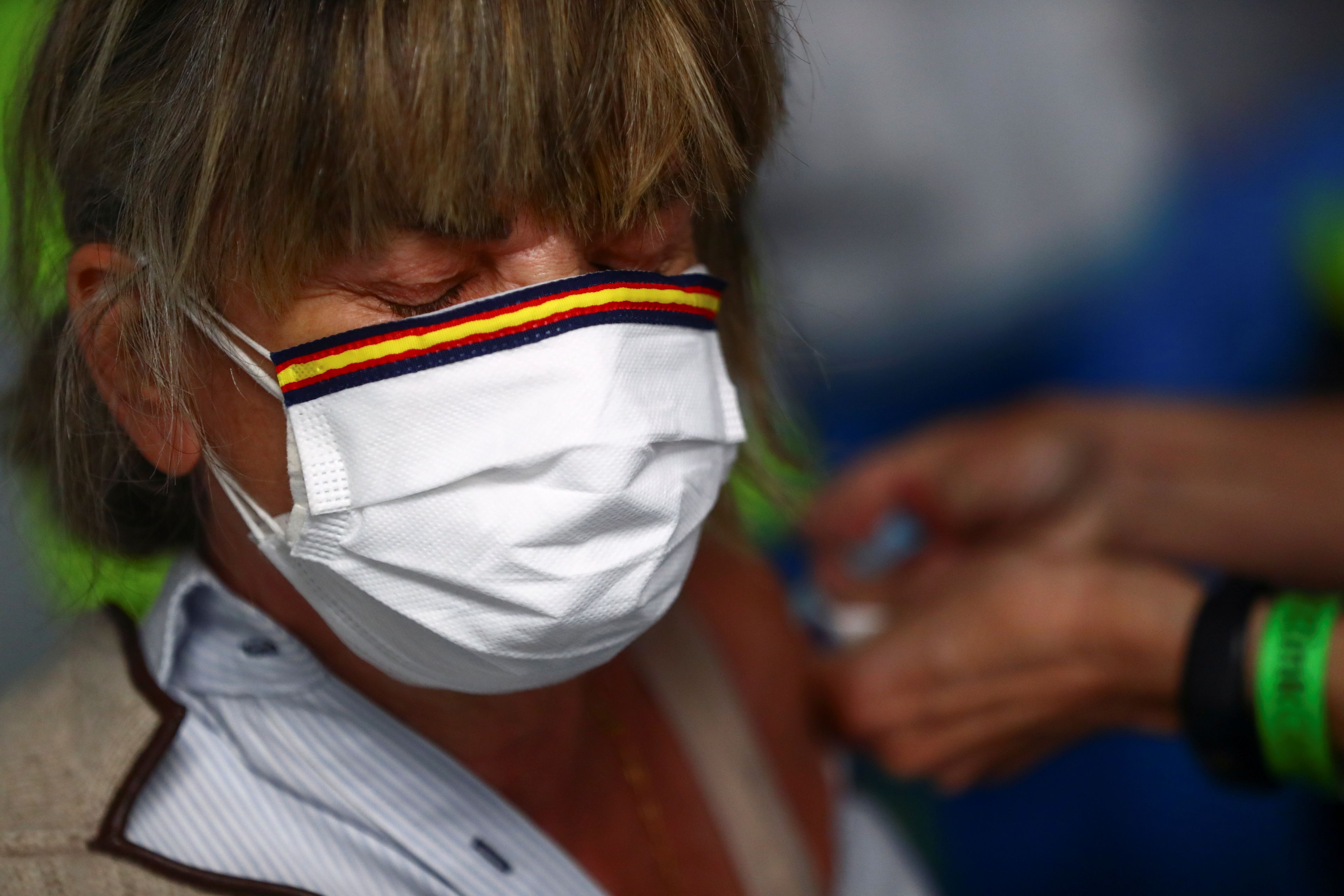 Una mujer recibe la vacuna de AstraZeneca contra el COVID-19 en España.