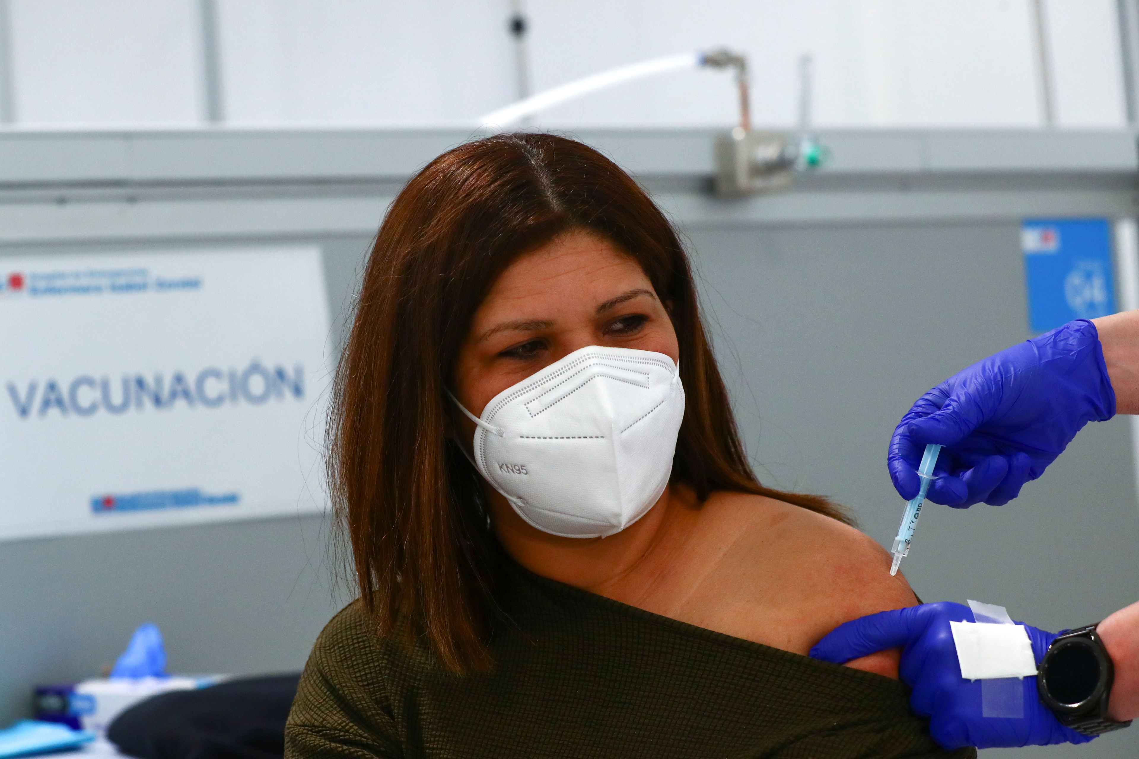 Mujer vacunándose en Madrid