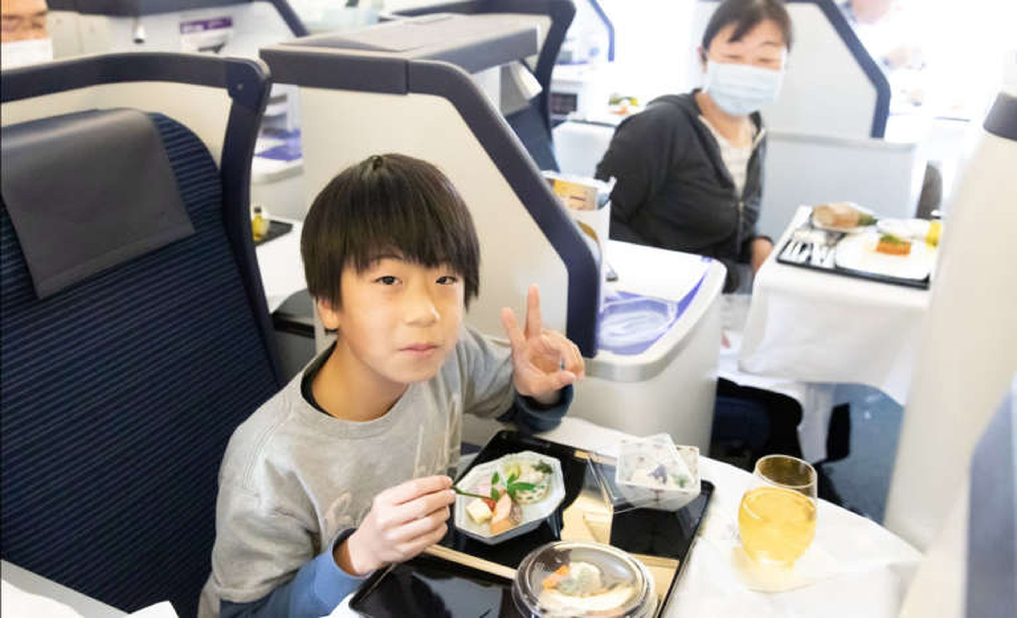 Niño comiendo en avion