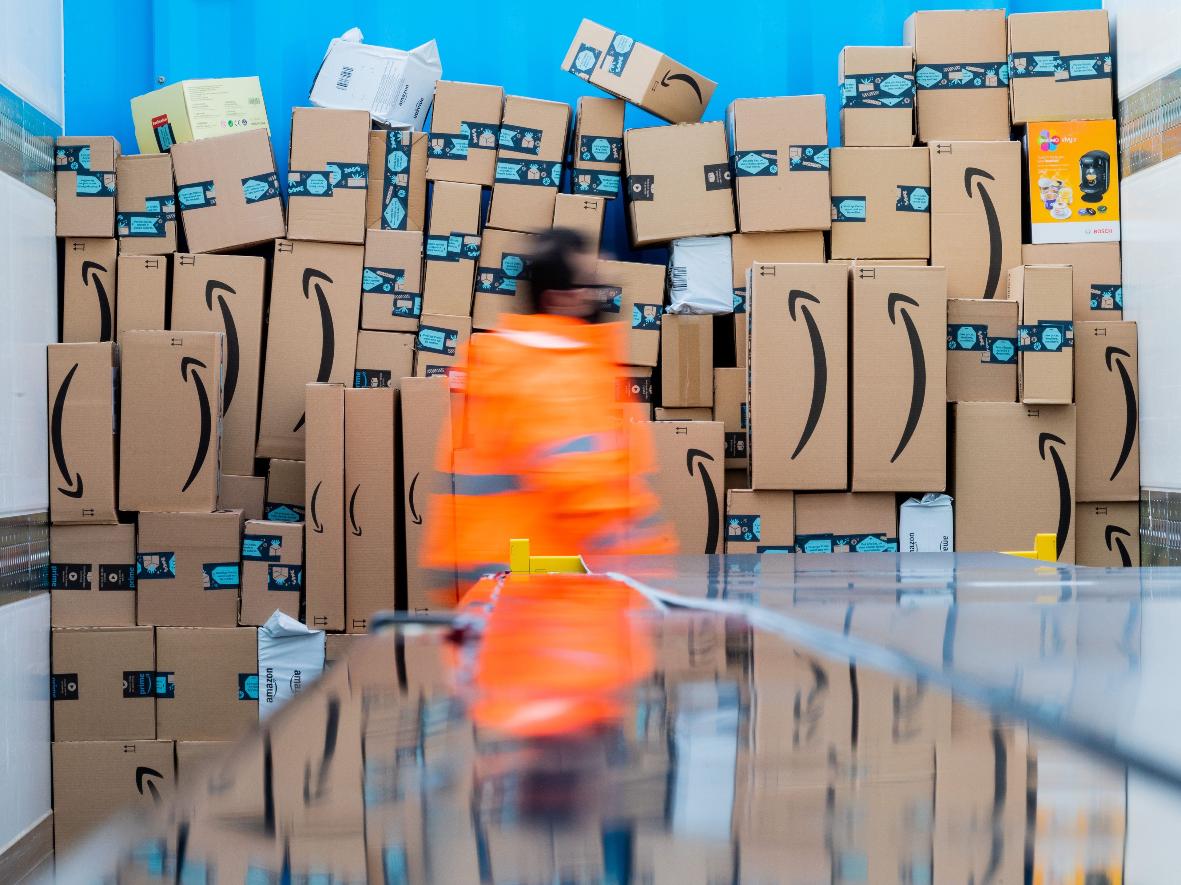 Paquetes de Amazon en un centro logístico