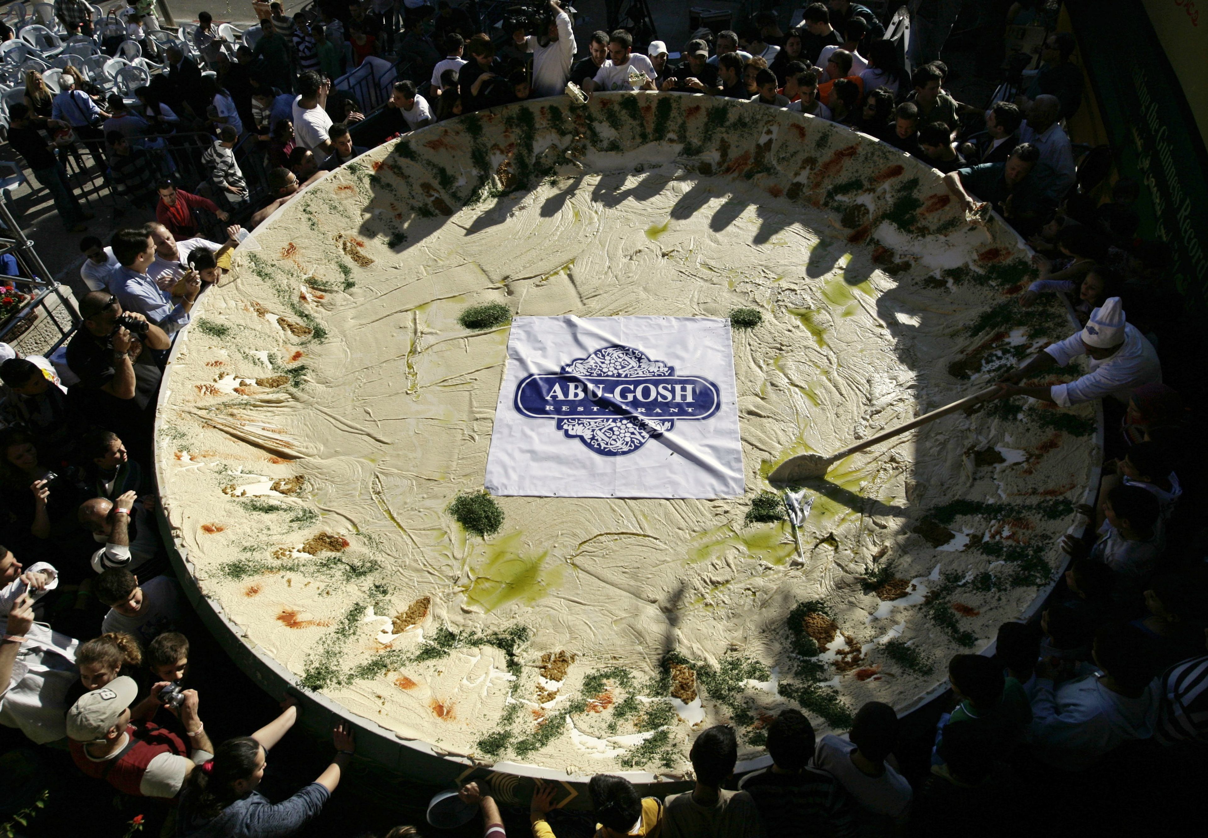 Preparación de 4.000 kilos de hummus en Abu-Gosh (Reuters)