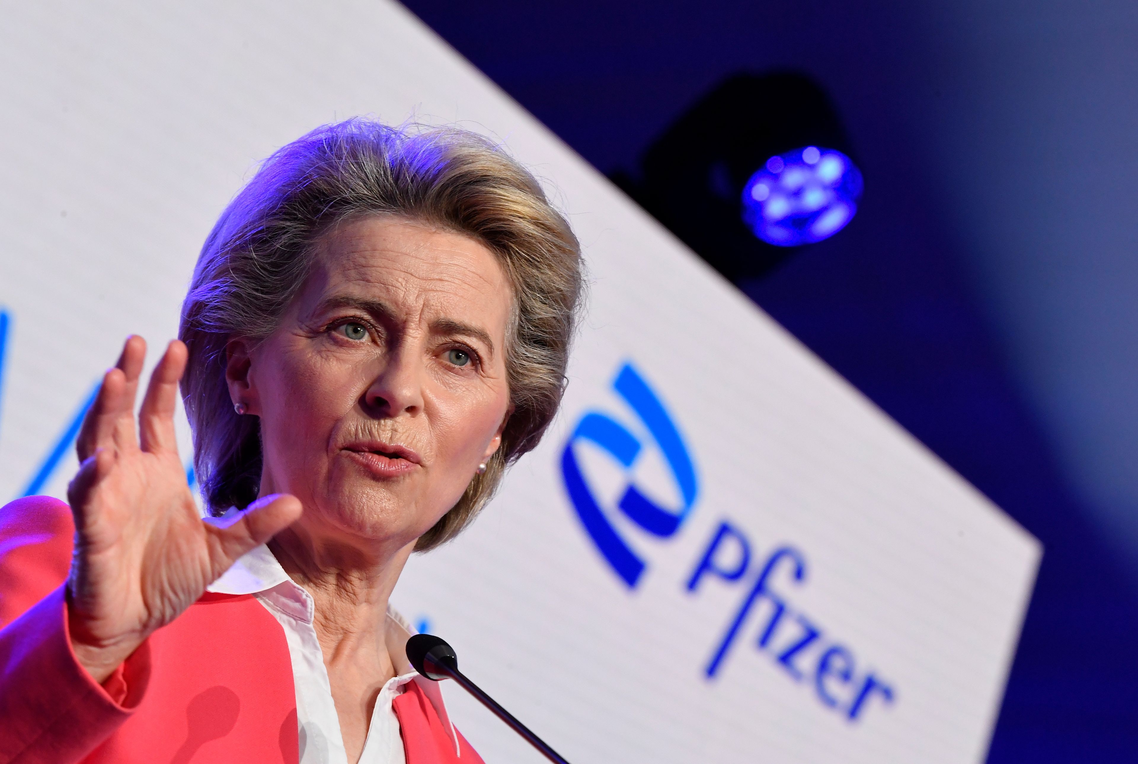 La presidenta de la Comisión Europea, Ursula von der Leyen, durante una rueda de prensa tras una visita a las instalaciones de Pfizer.