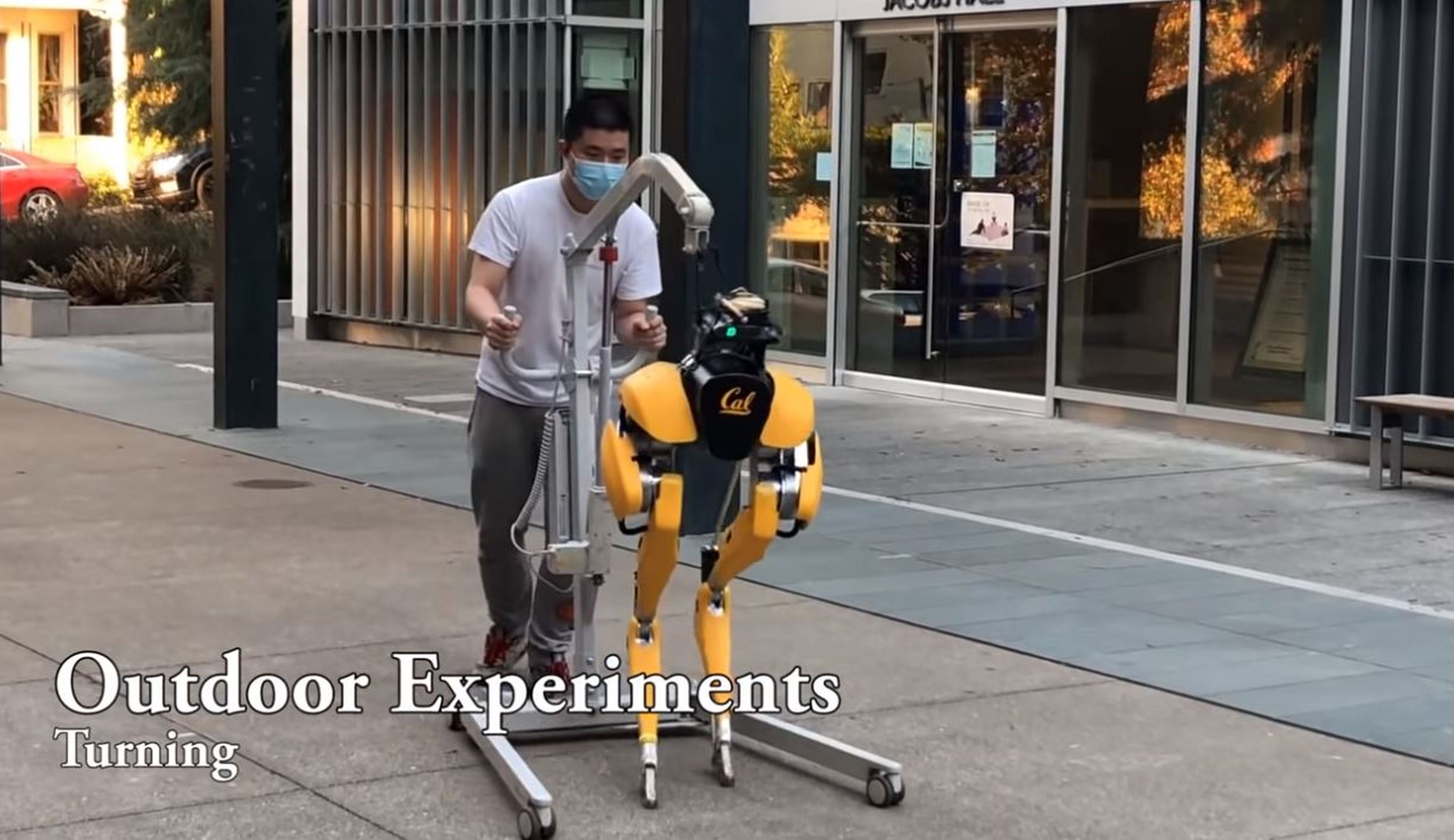 Prueba de los investigadores de la Universidad de Berkeley con un robot Cassie