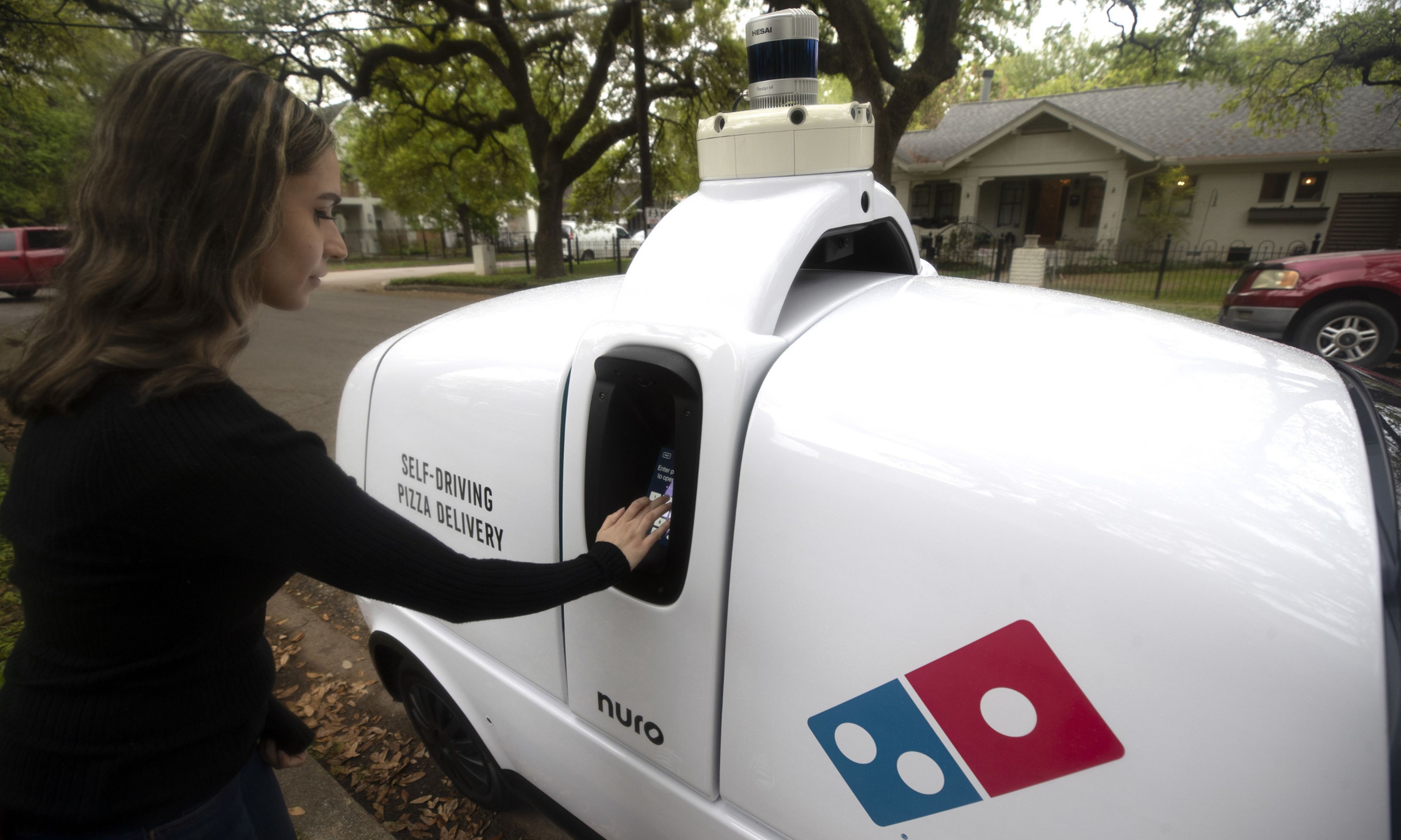 El robot R2 de Nuro entrega una pizza de Domino's