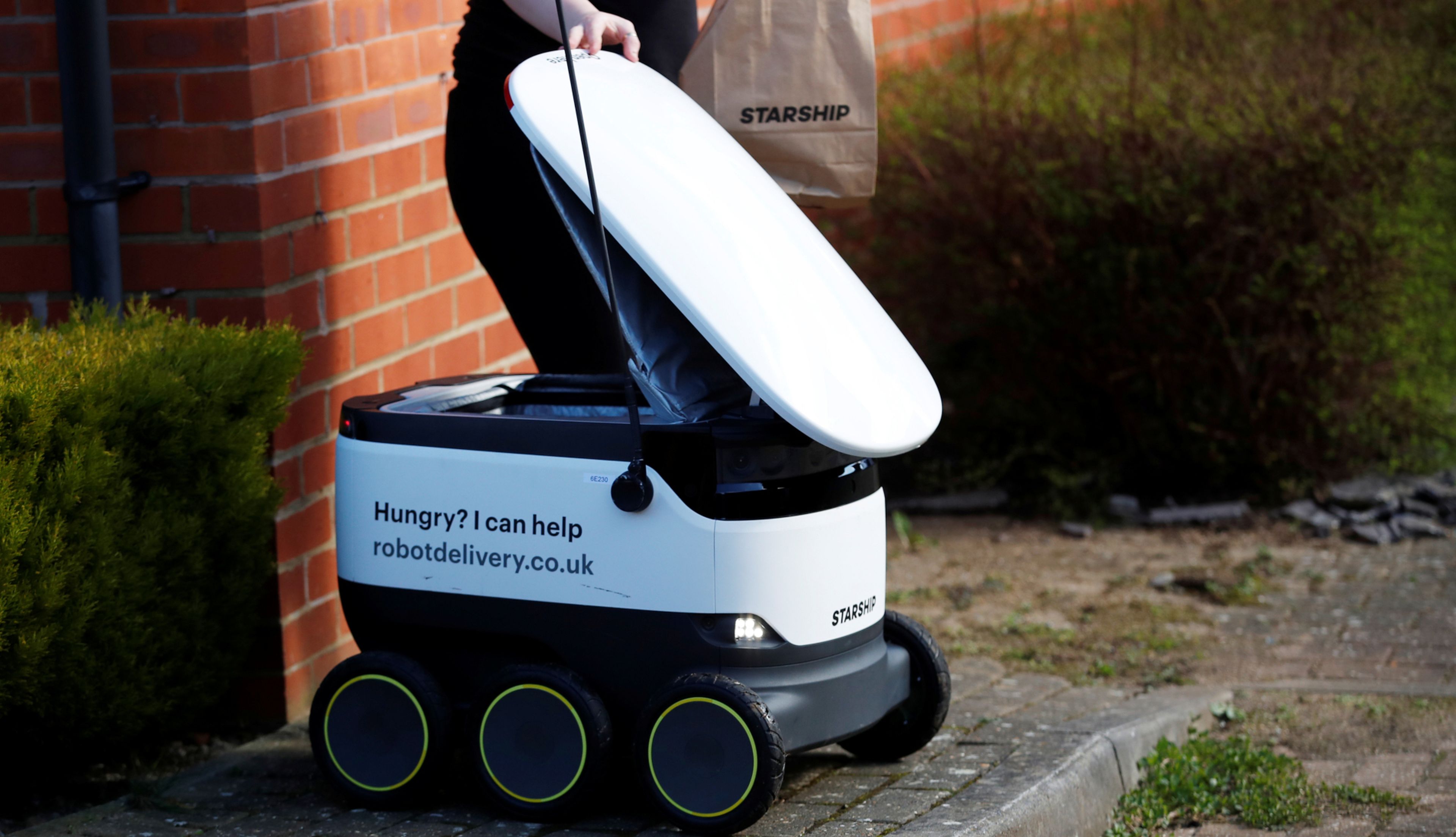 Un robot Starship entrega un pedido en Milton Keynes (Reino Unido)