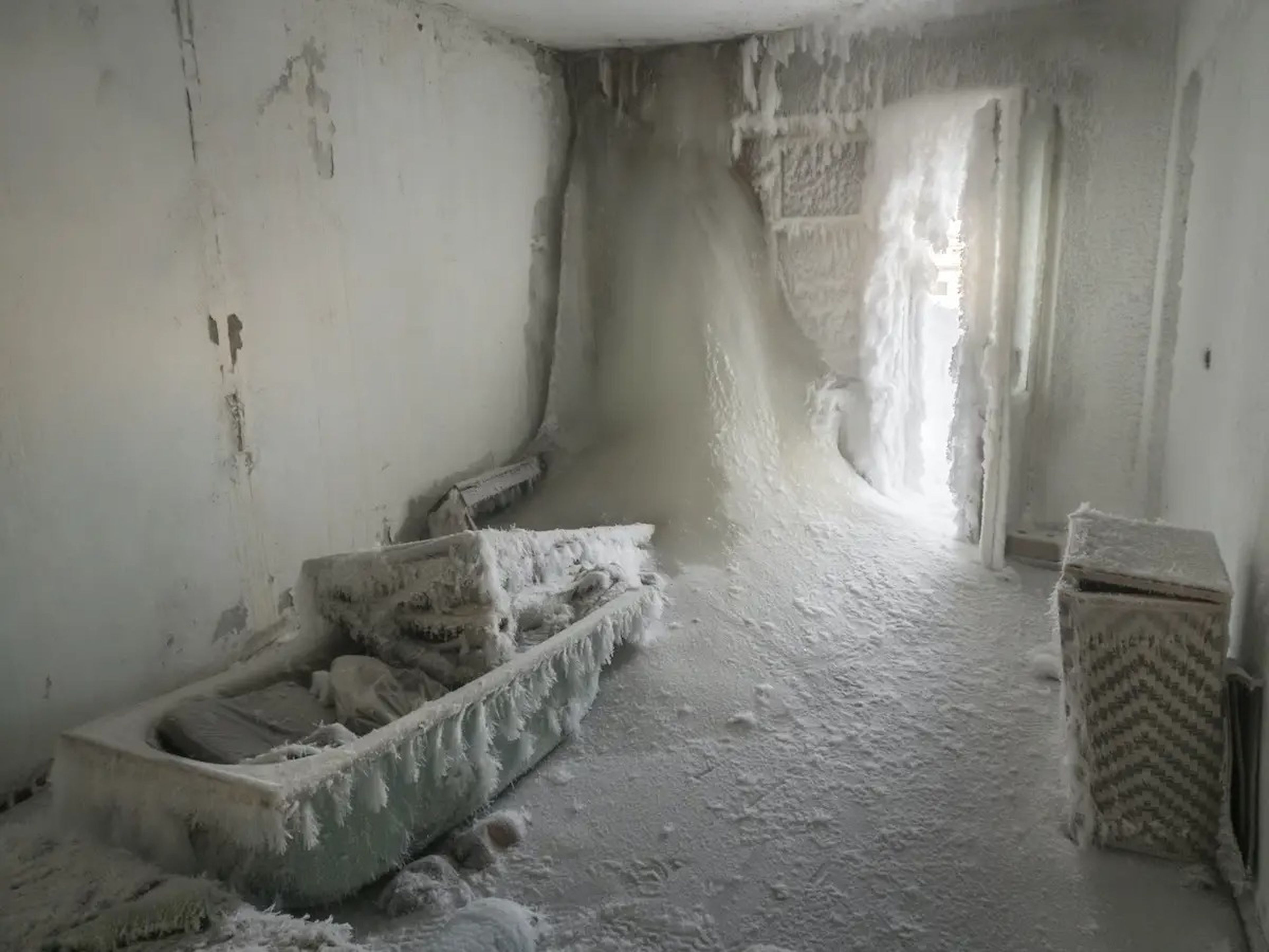 En algunas habitaciones, las tuberías estallaron, lo que creó montañas de hielo.