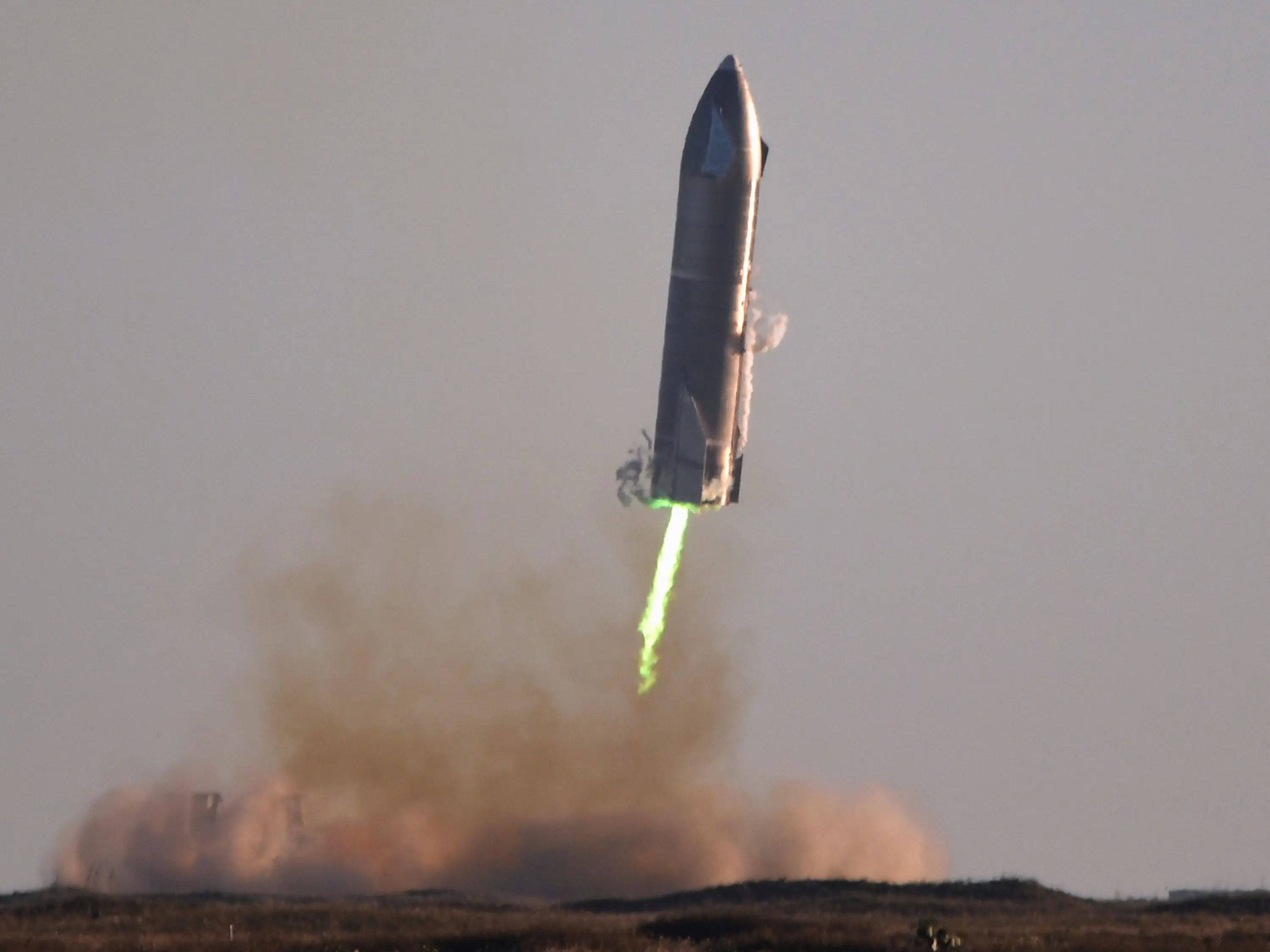 El prototipo de nave estelar SN8 de SpaceX intenta aterrizar en las instalaciones de desarrollo de la compañía en Boca Chica, Texas, el 9 de diciembre de 2020.