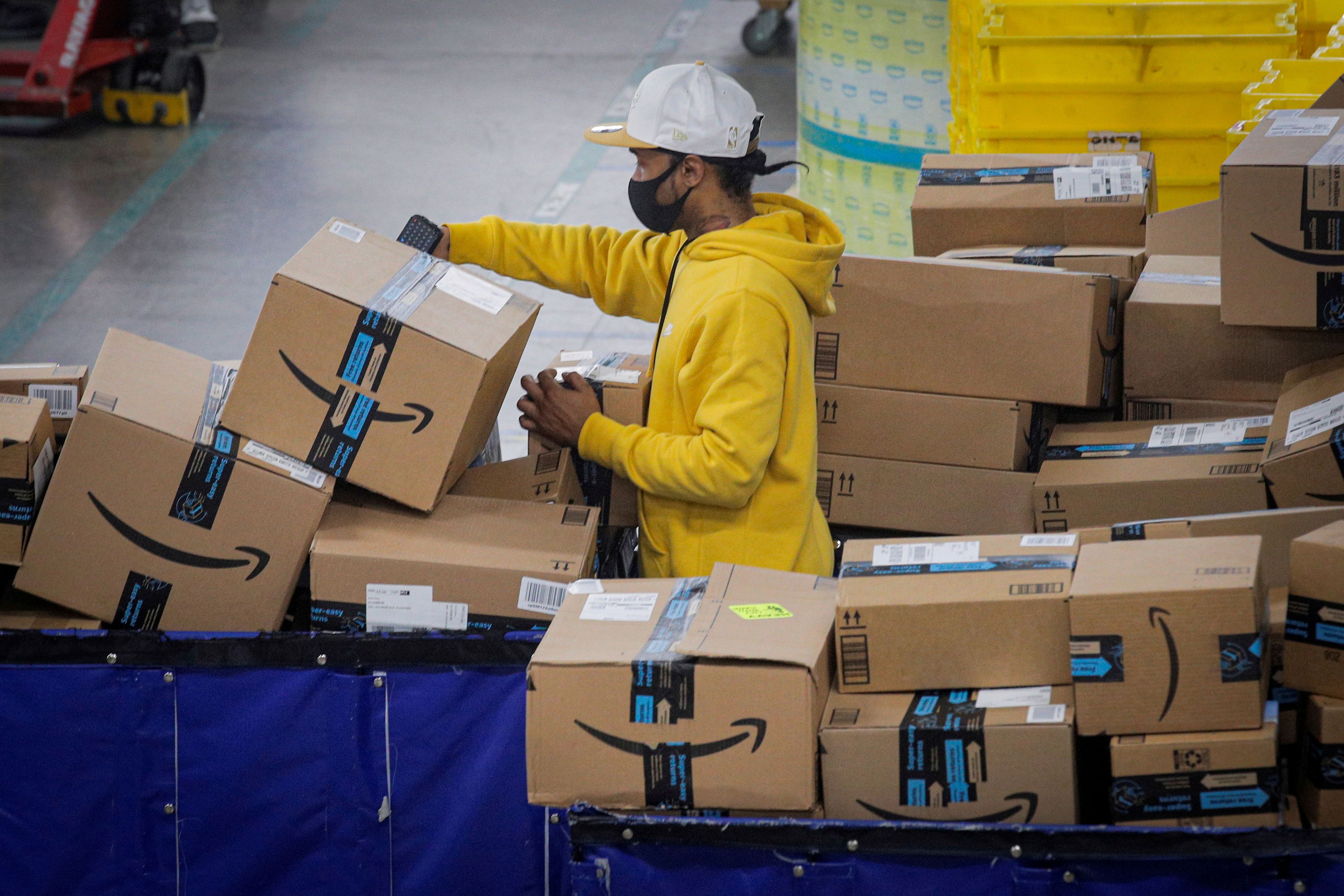 Trabajador de Amazon ordenando paquetes