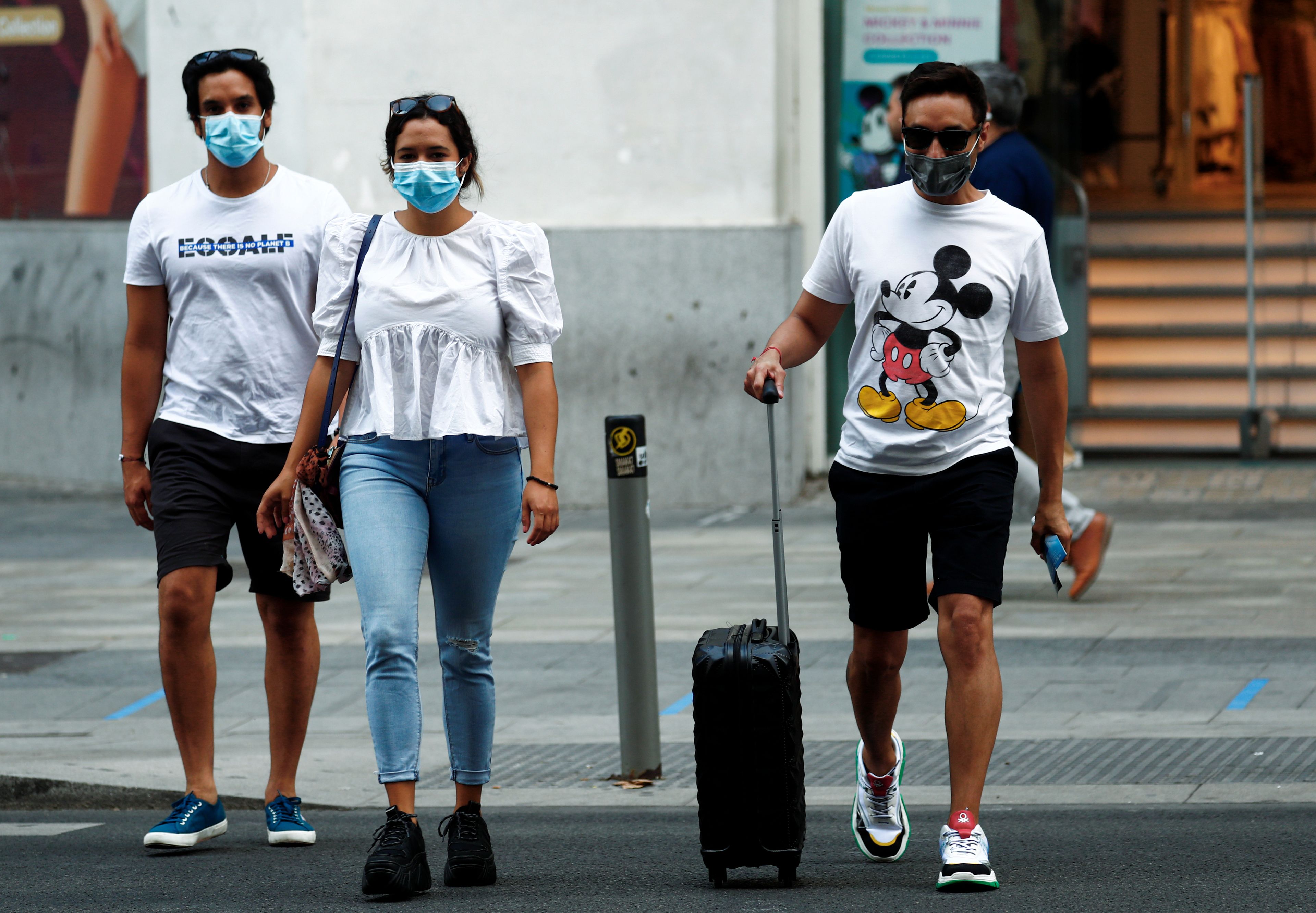 Varias personas andando por Madrid el pasado mes de julio de 2020 (Reuters)
