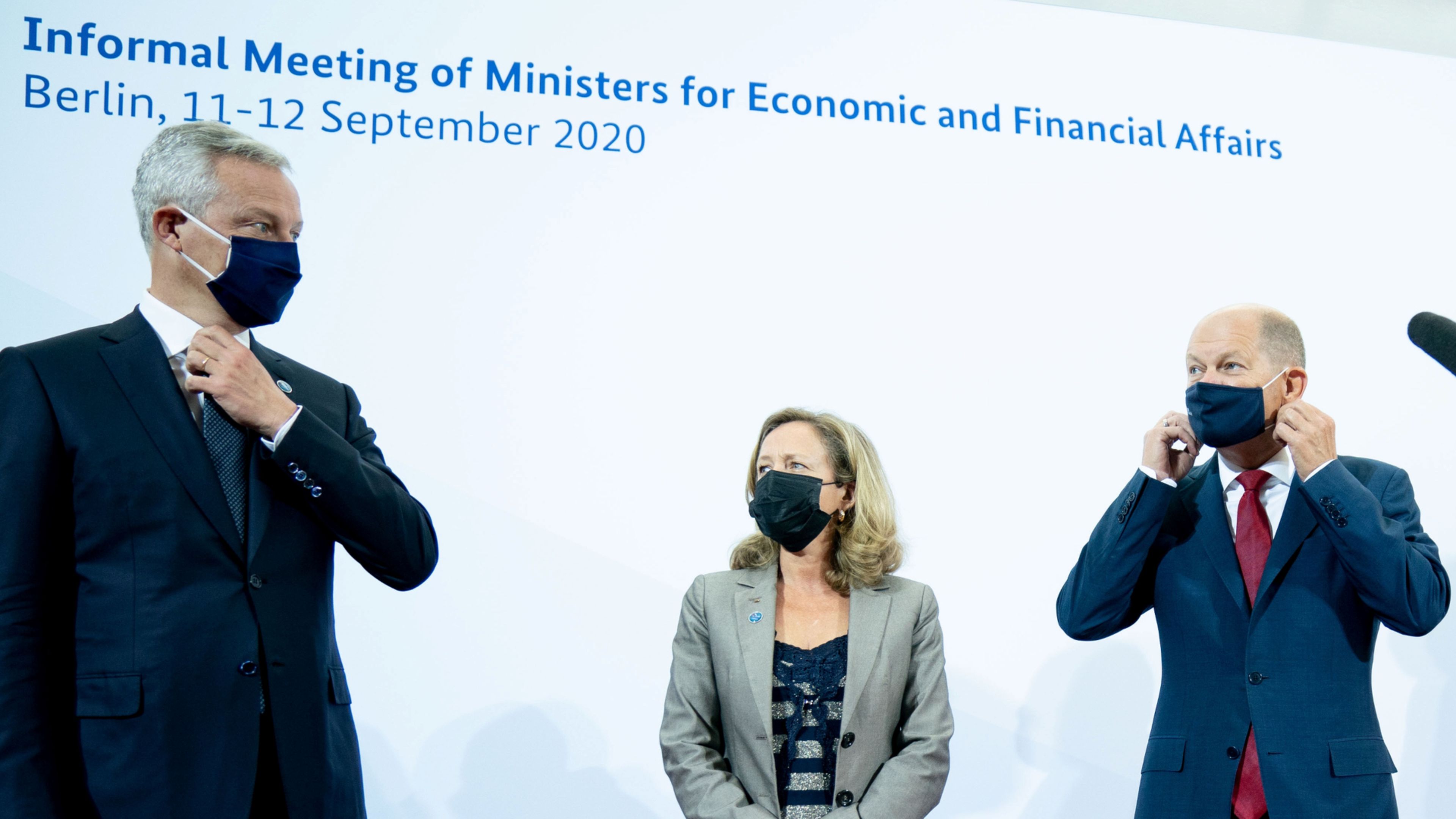 La vicepresidenta económica española, Nadia Calviño, entre los ministros de Finanzas de Francia, Bruno Le Maire, y de Alemania, Olaf Scholz