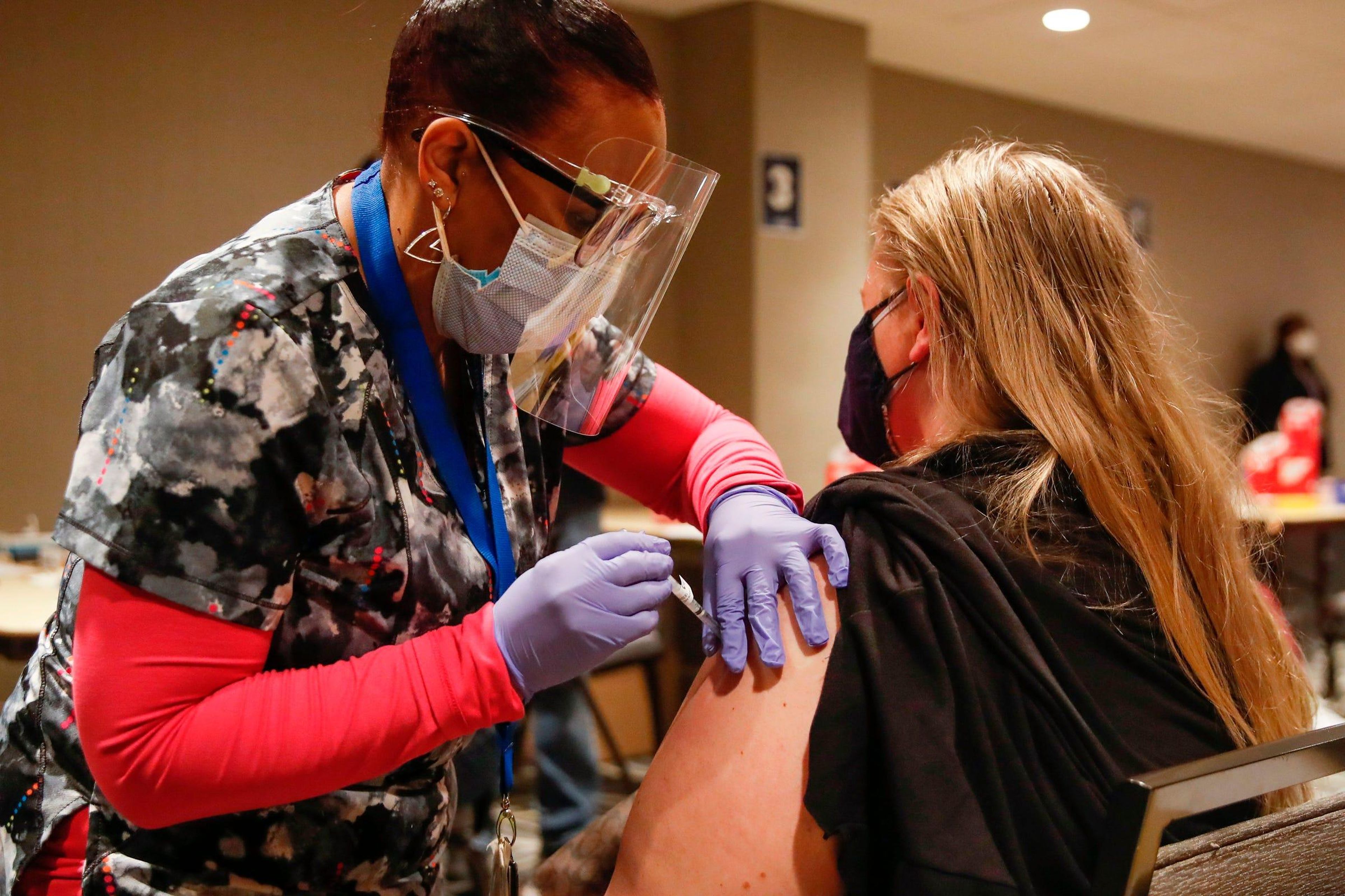 Una mujer recibe la vacuna de Johnson & Johnson contra el COVID-19 en Illinois, EEUU.