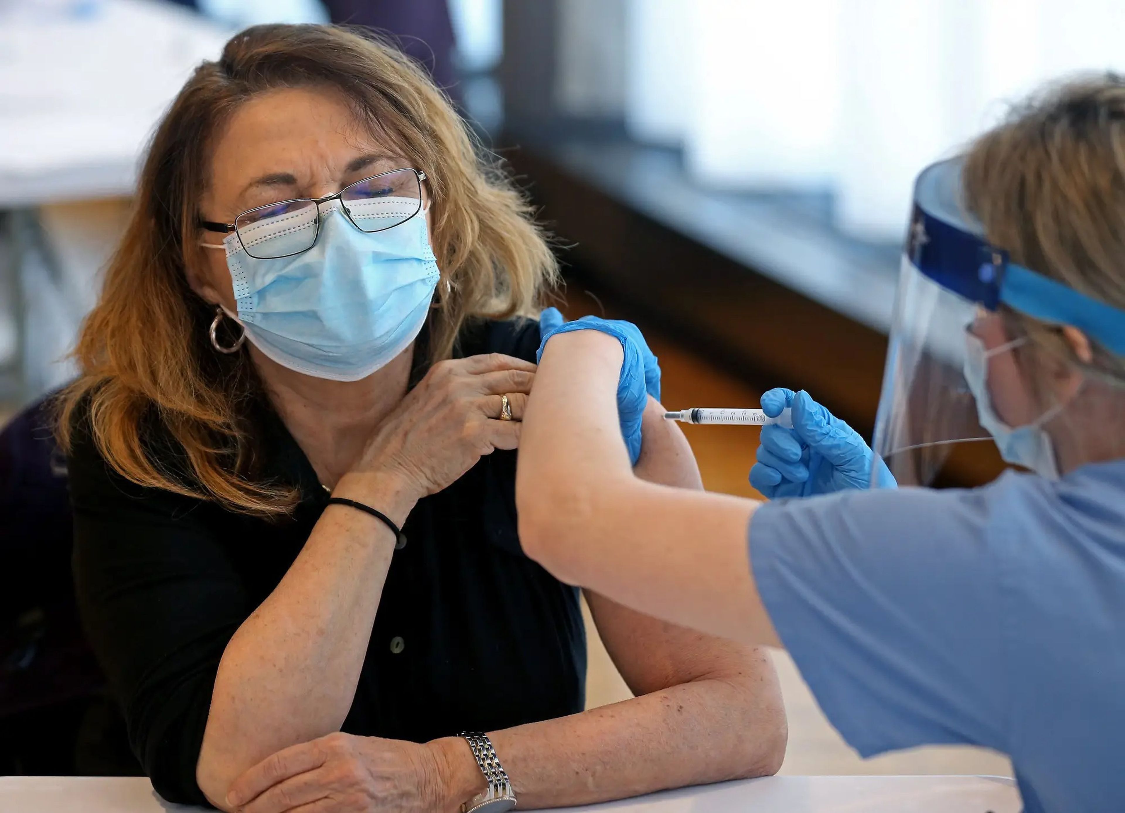 Una mujer recibe la vacuna contra el nuevo coronavirus de Moderna.
