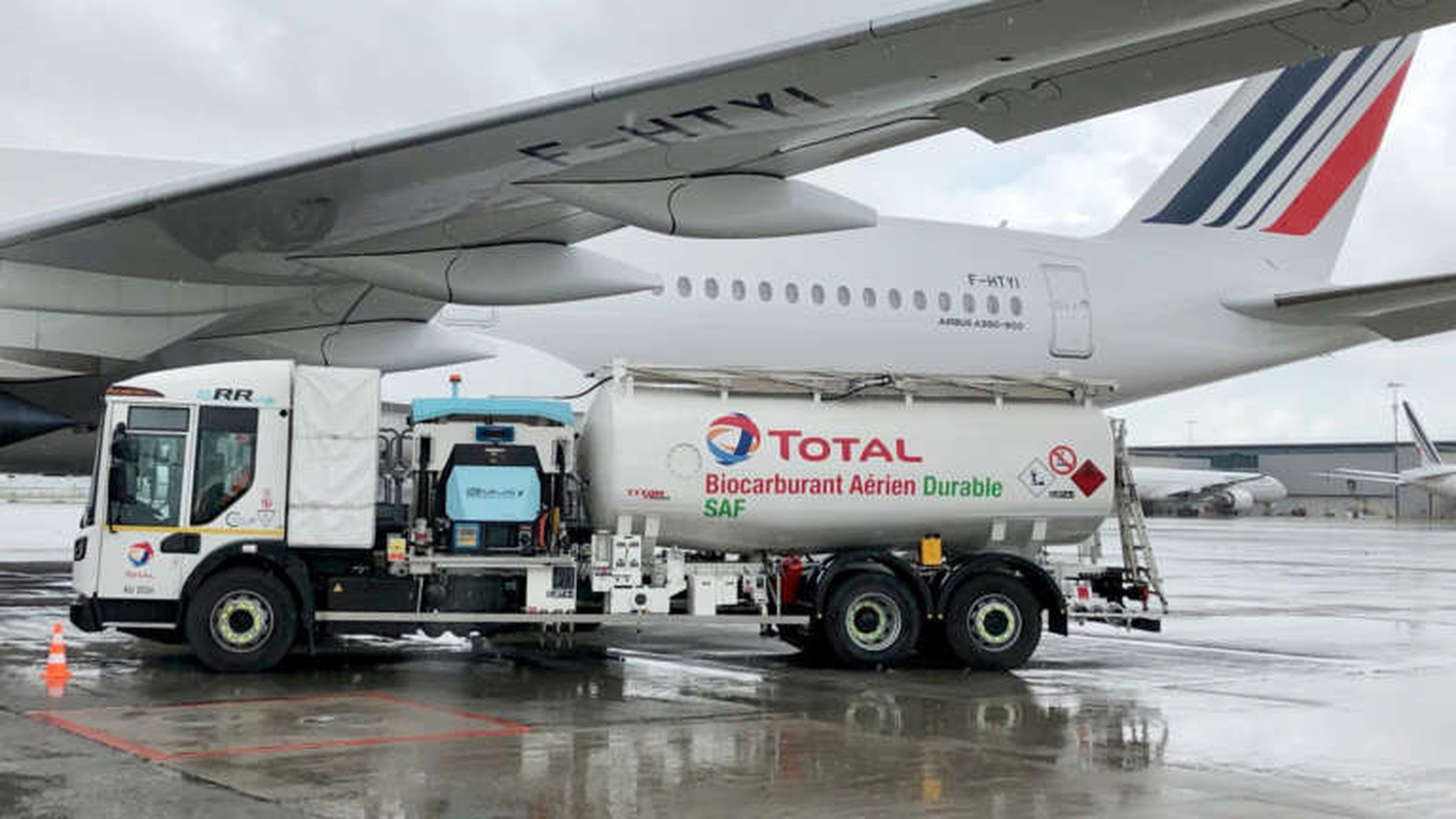 El A350 de Air France cargando biocombustible (Air France)
