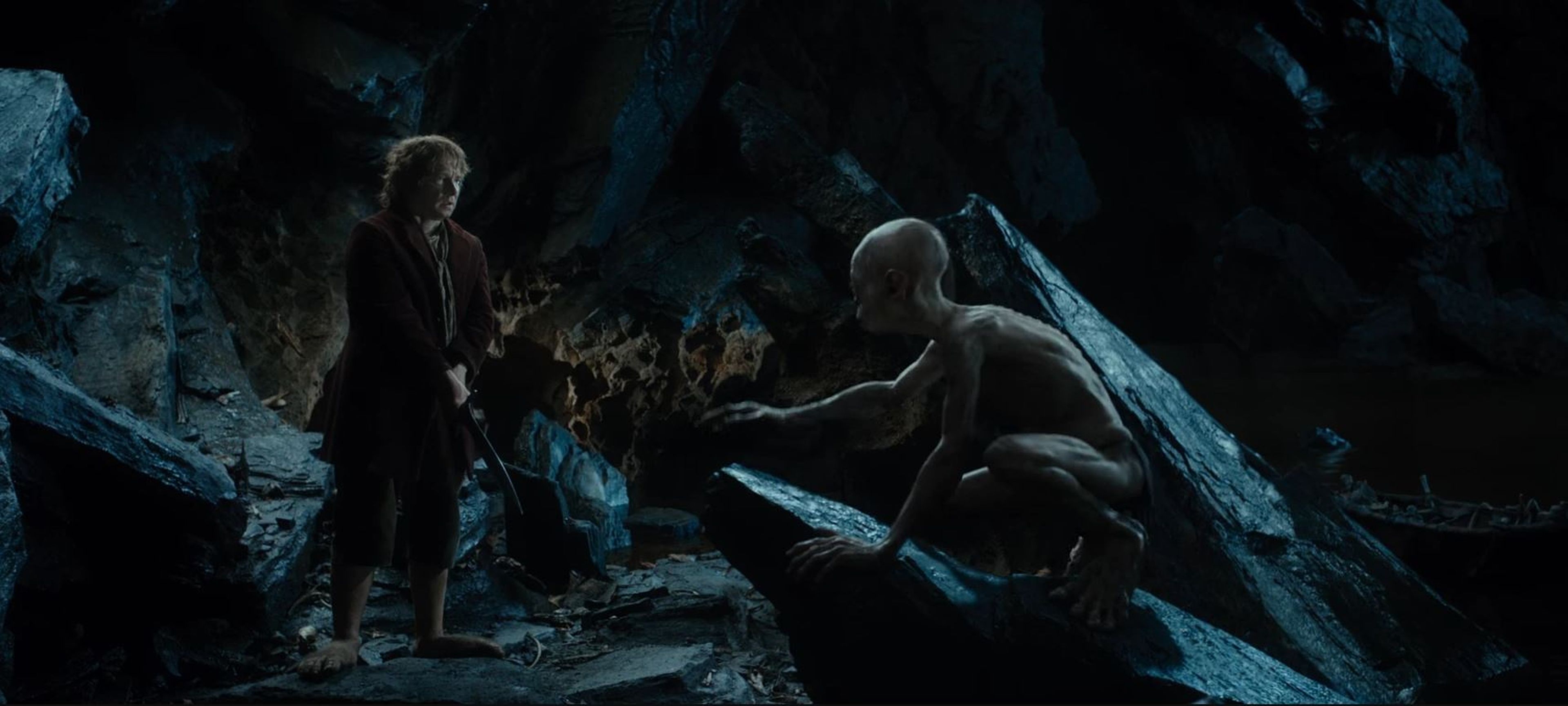 Bilbo y Gollum, a escasos segundos de enzarzarse en un duelo de acertijos en la oscuridad.