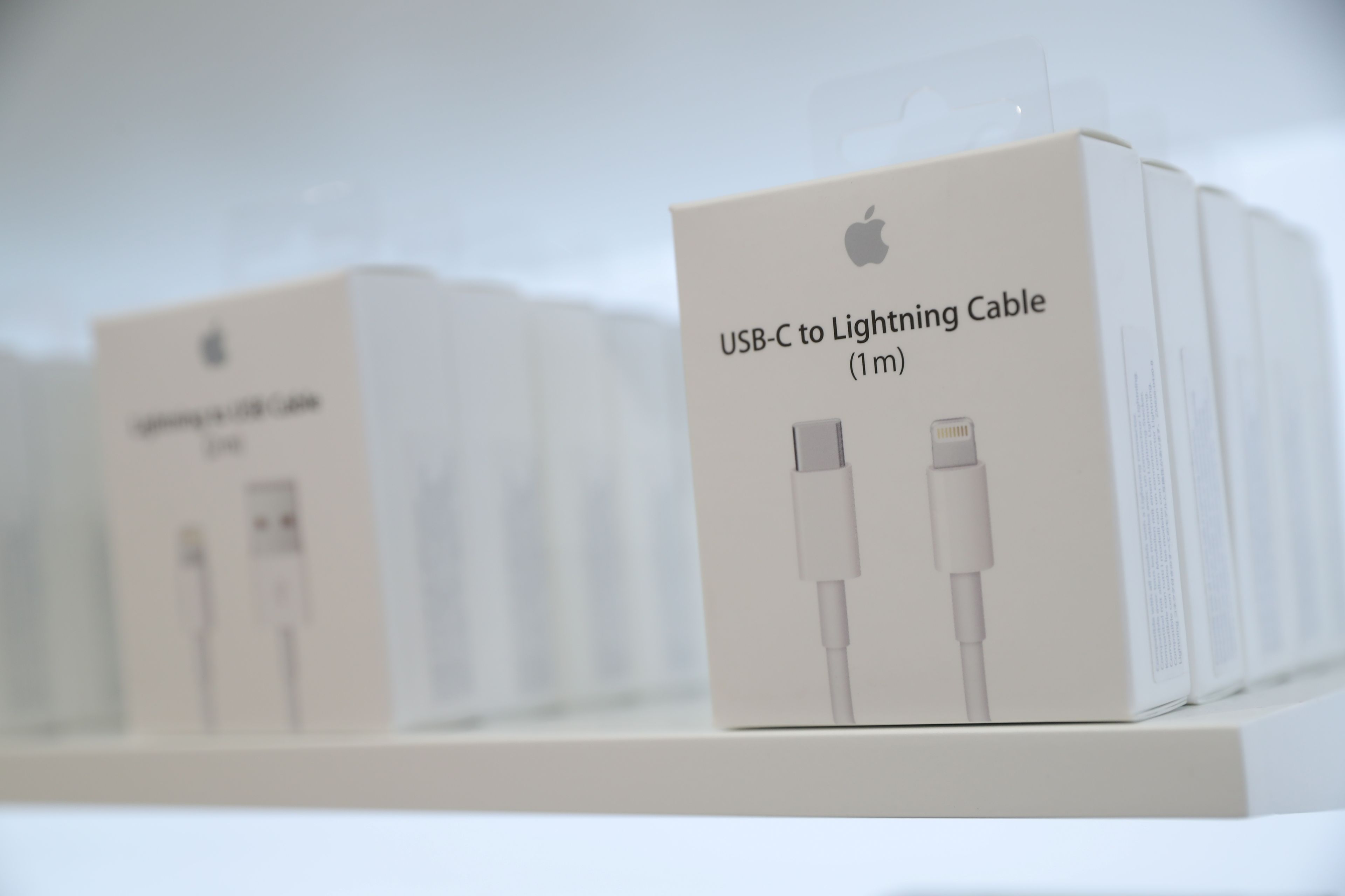 Adaptadores USB-C a Lightning reales en una tienda de Apple.