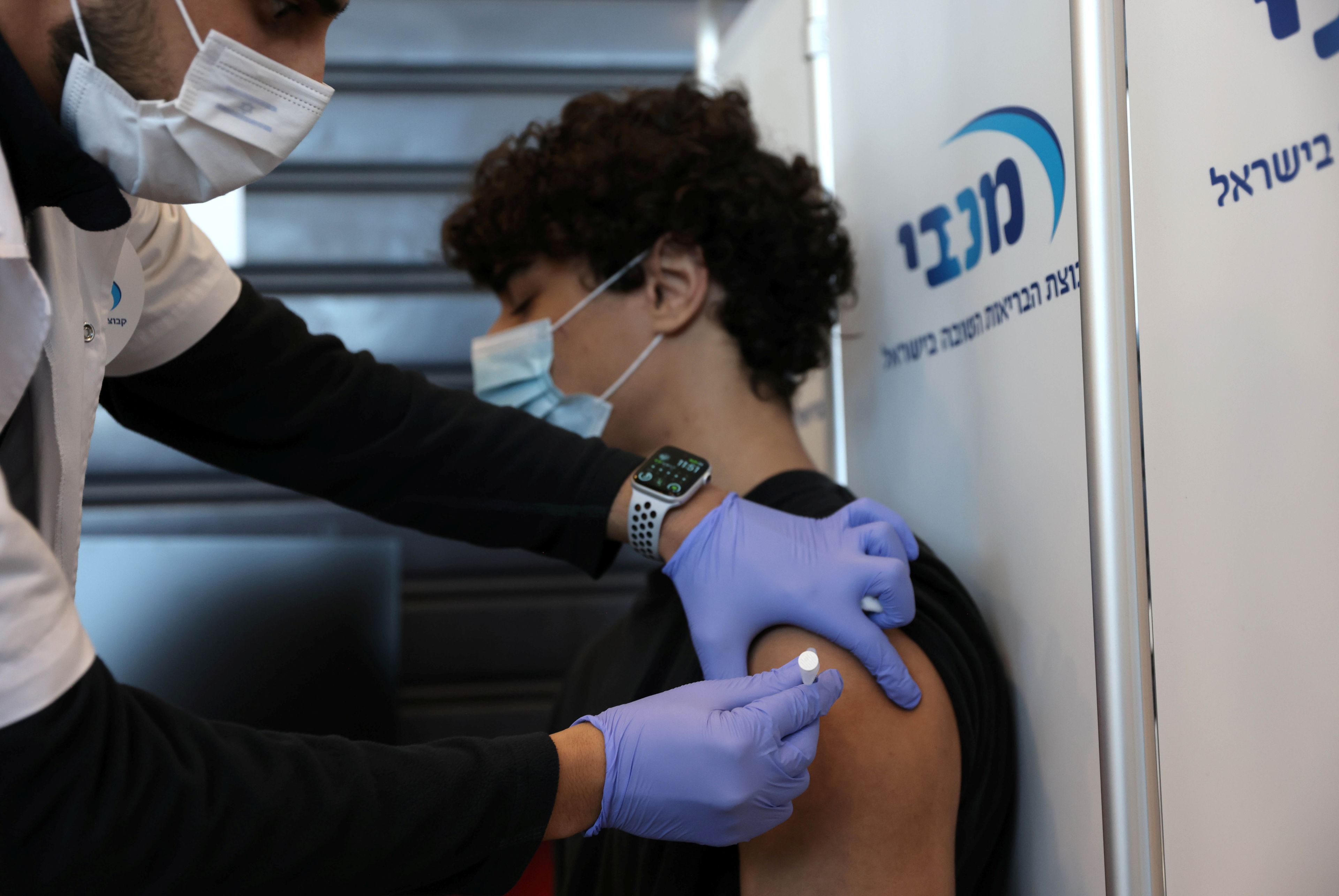 Un adolescente israelí recibe la vacuna contra el coronavirus.