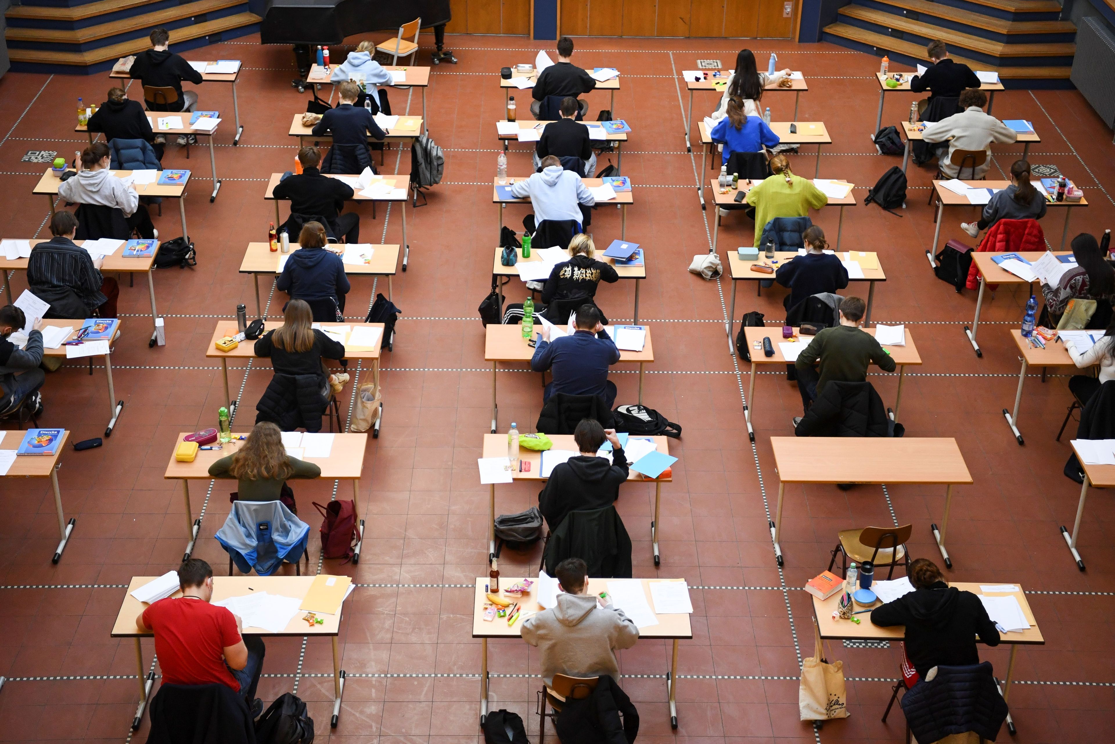 Alumnos haciendo un examen durante la pandemia