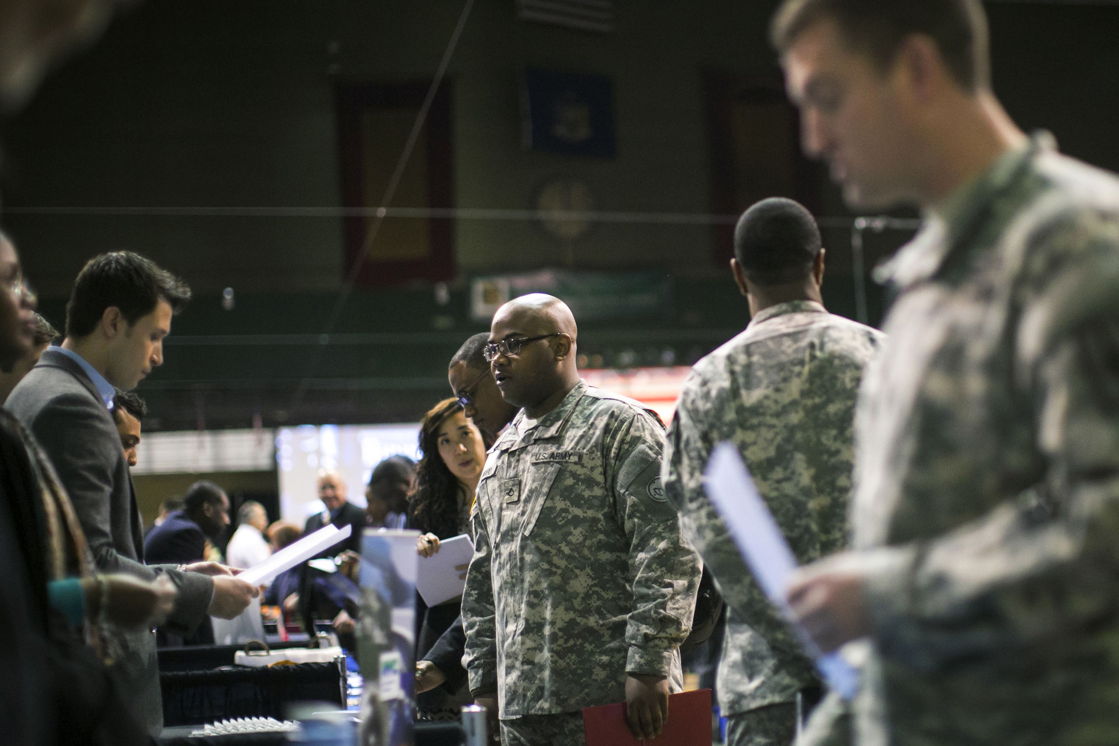 Un soldado habla con un reclutador durante una feria de empleo militar en Estados Unidos.