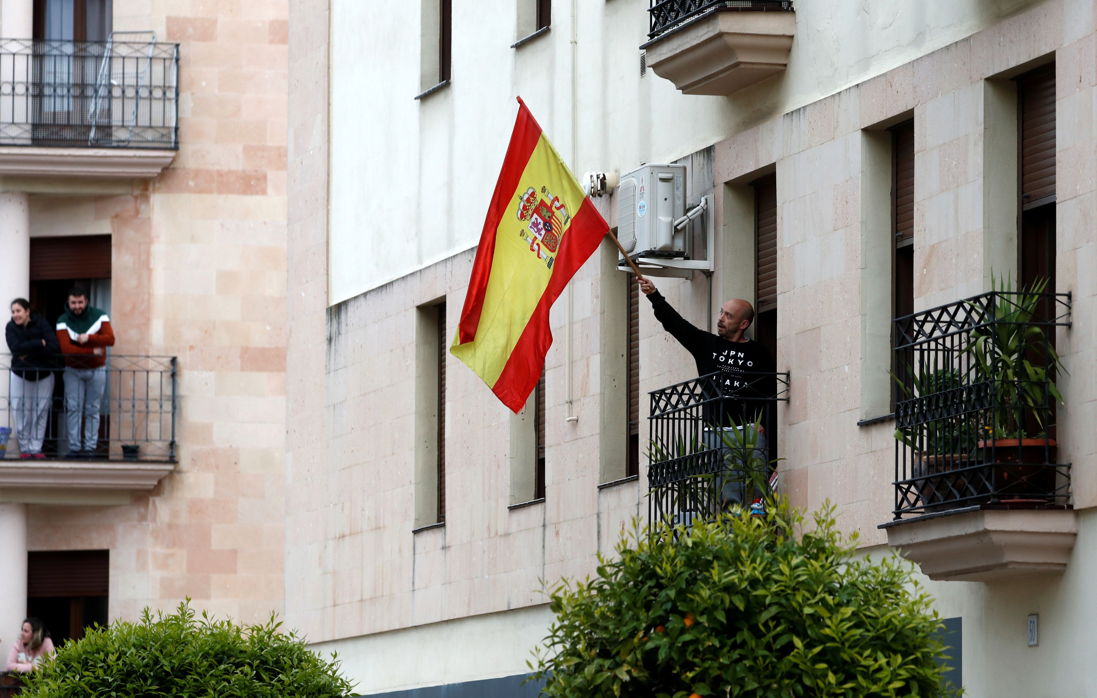 bandera España balcones coronavirus
