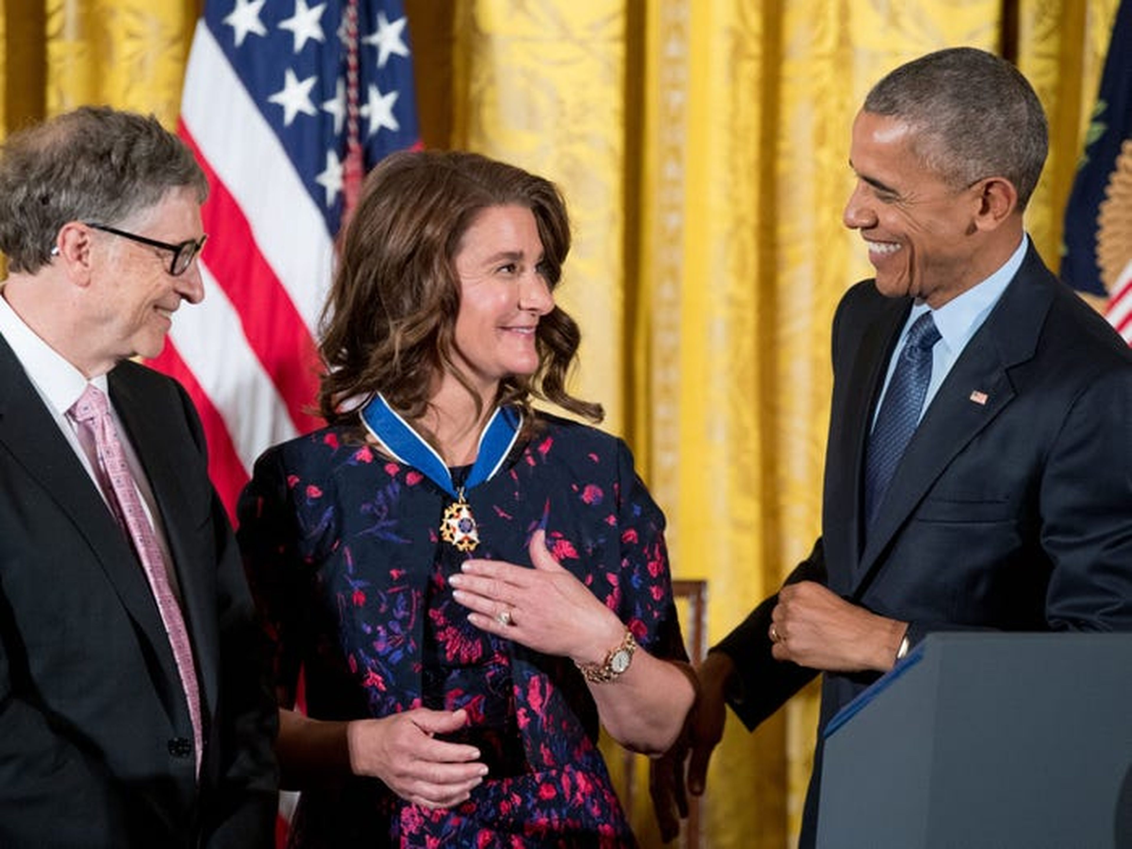 Barack Obama le entrega la Medalla a Melinda Gates.
