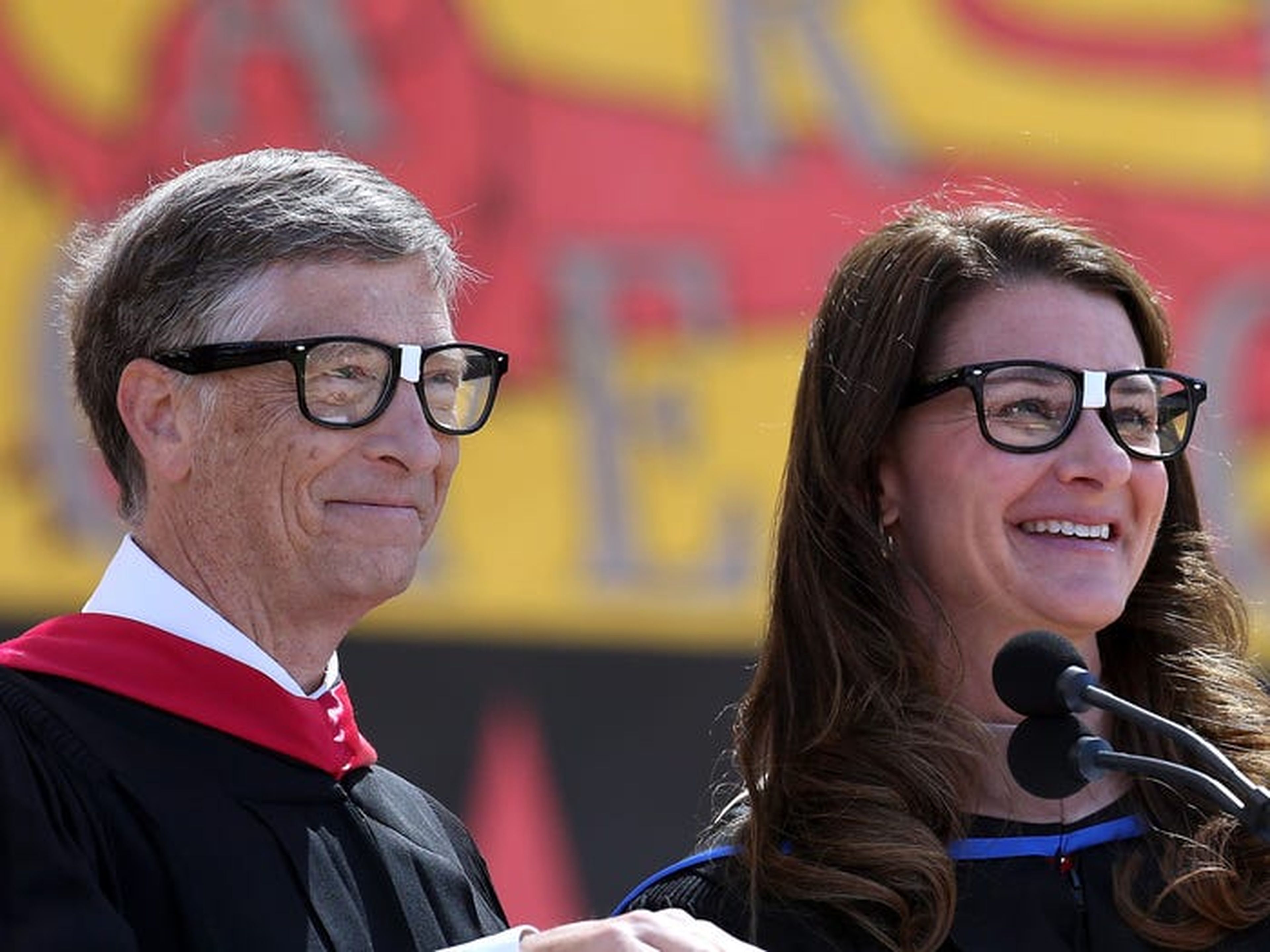 Bill Gates y Melinda asisten a la 123a ceremonia de graduación de Stanford el 15 de junio de 2014 en Stanford, California.
