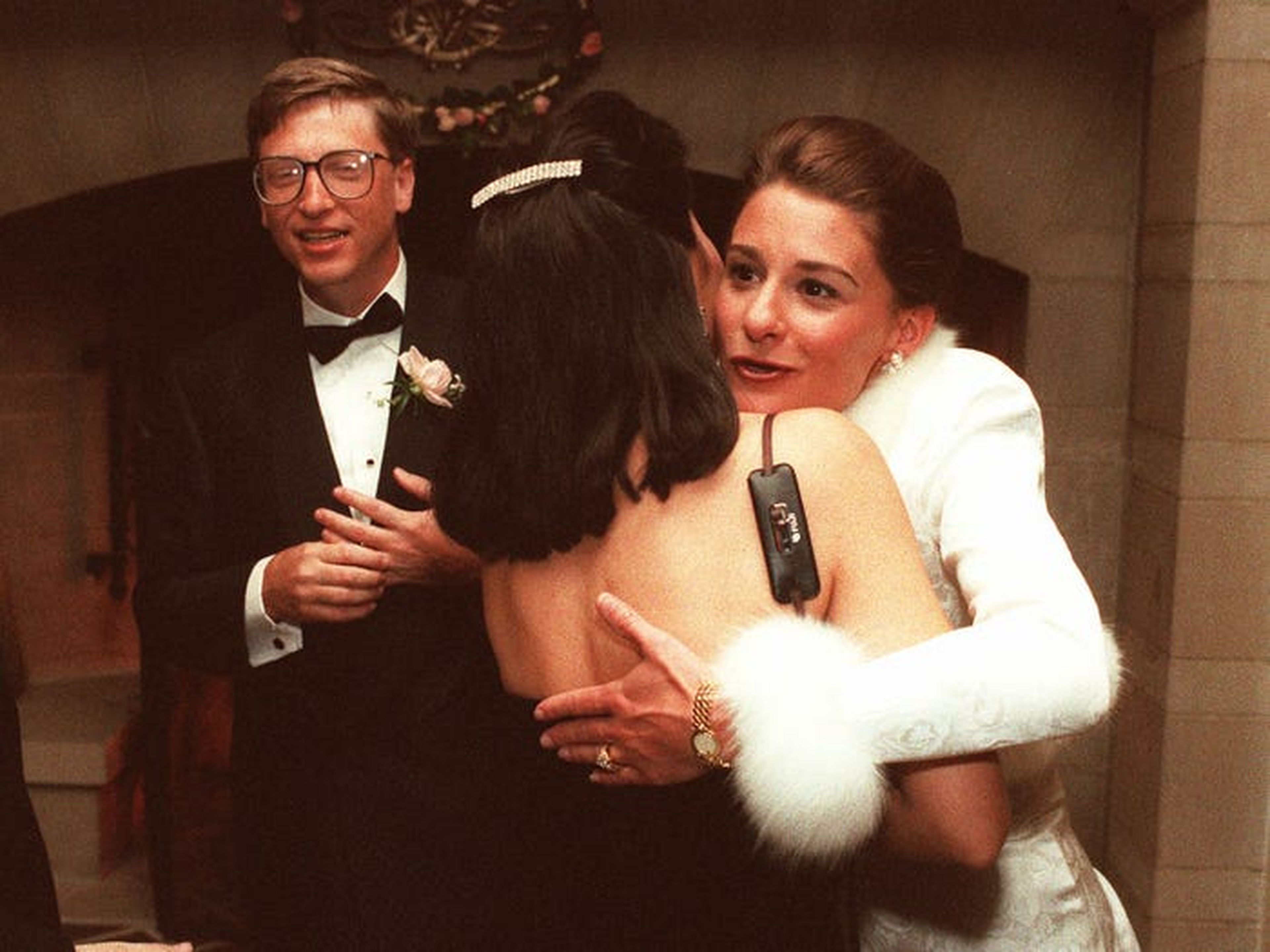 Bill y Melinda saludan a los invitados en una recepción en una finca privada en Seattle, el 9 de enero de 1994. La pareja se casó en Hawái la semana anterior.