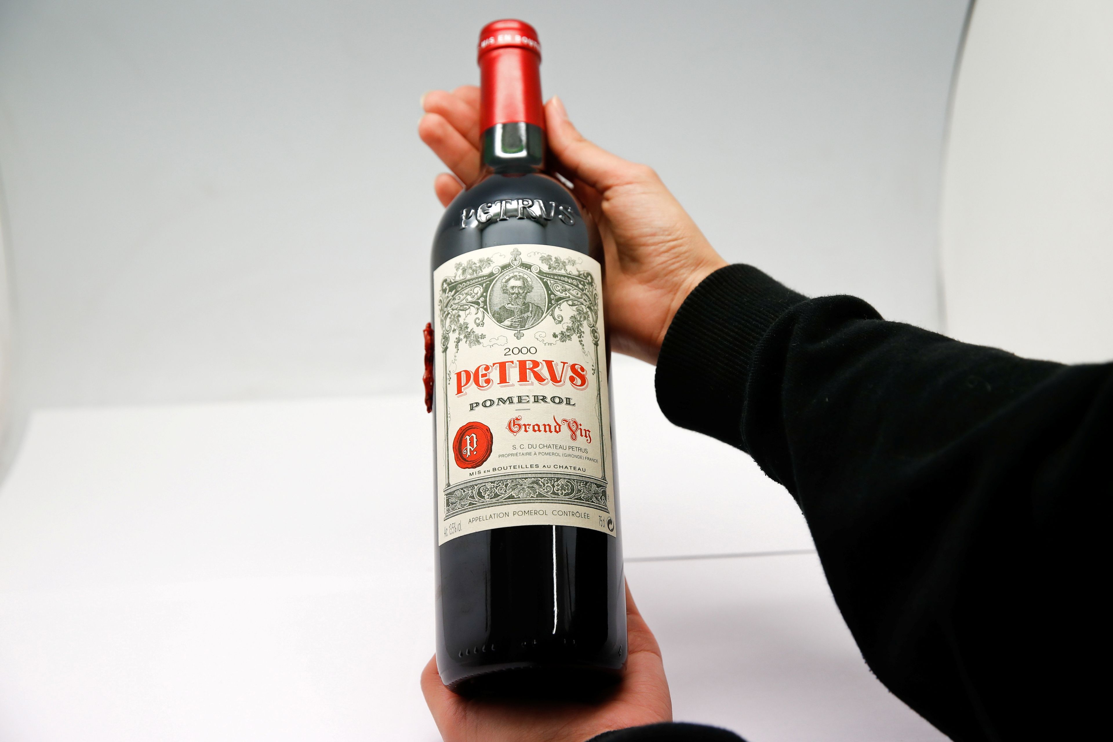 Botella Petrus 2000, un vino francés madurado en la Estación Espacial Internacional durante 14 meses.