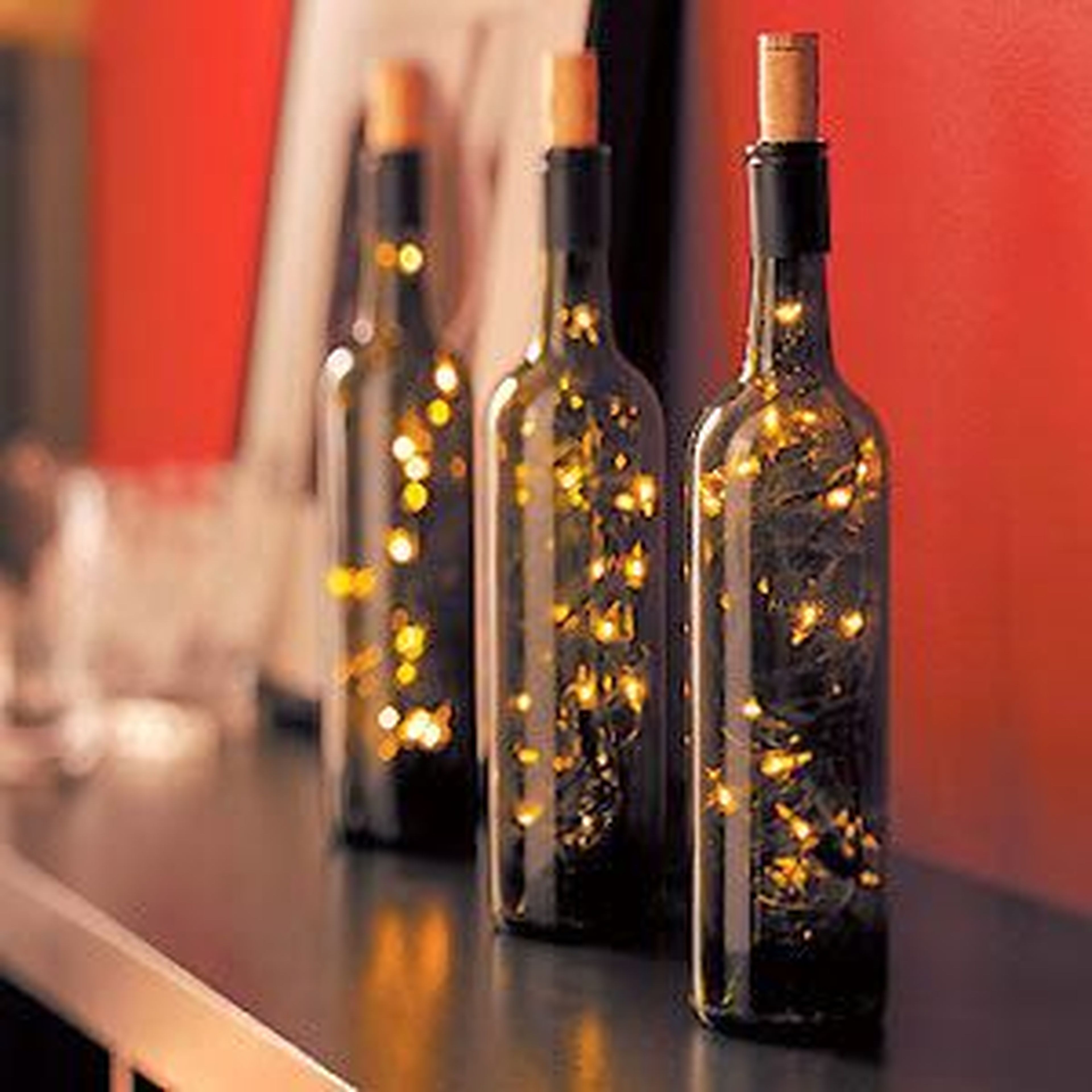 Botella de vino con luces