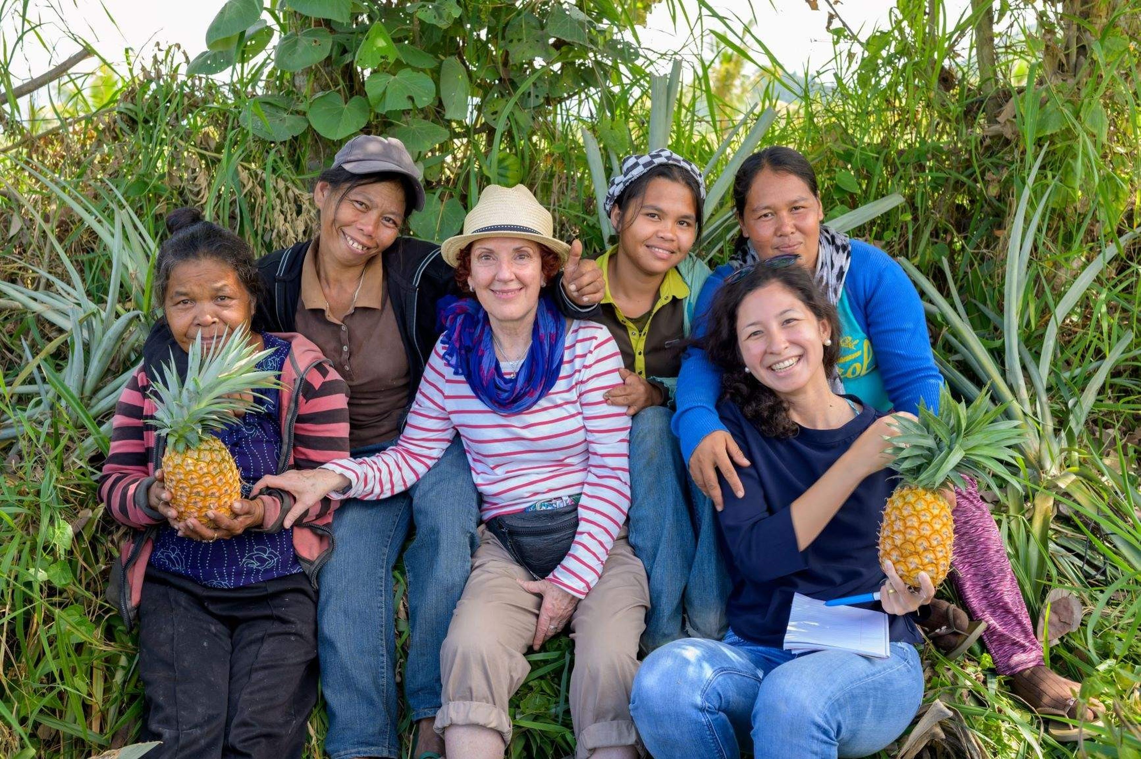 Dra. Carmen Hijosa (centro) y Cecilia Martinez-Miranda (abajo a la derecha) con el equipo de recolectoras de hojas en la Cooperativa T'Boli, Filipinas.