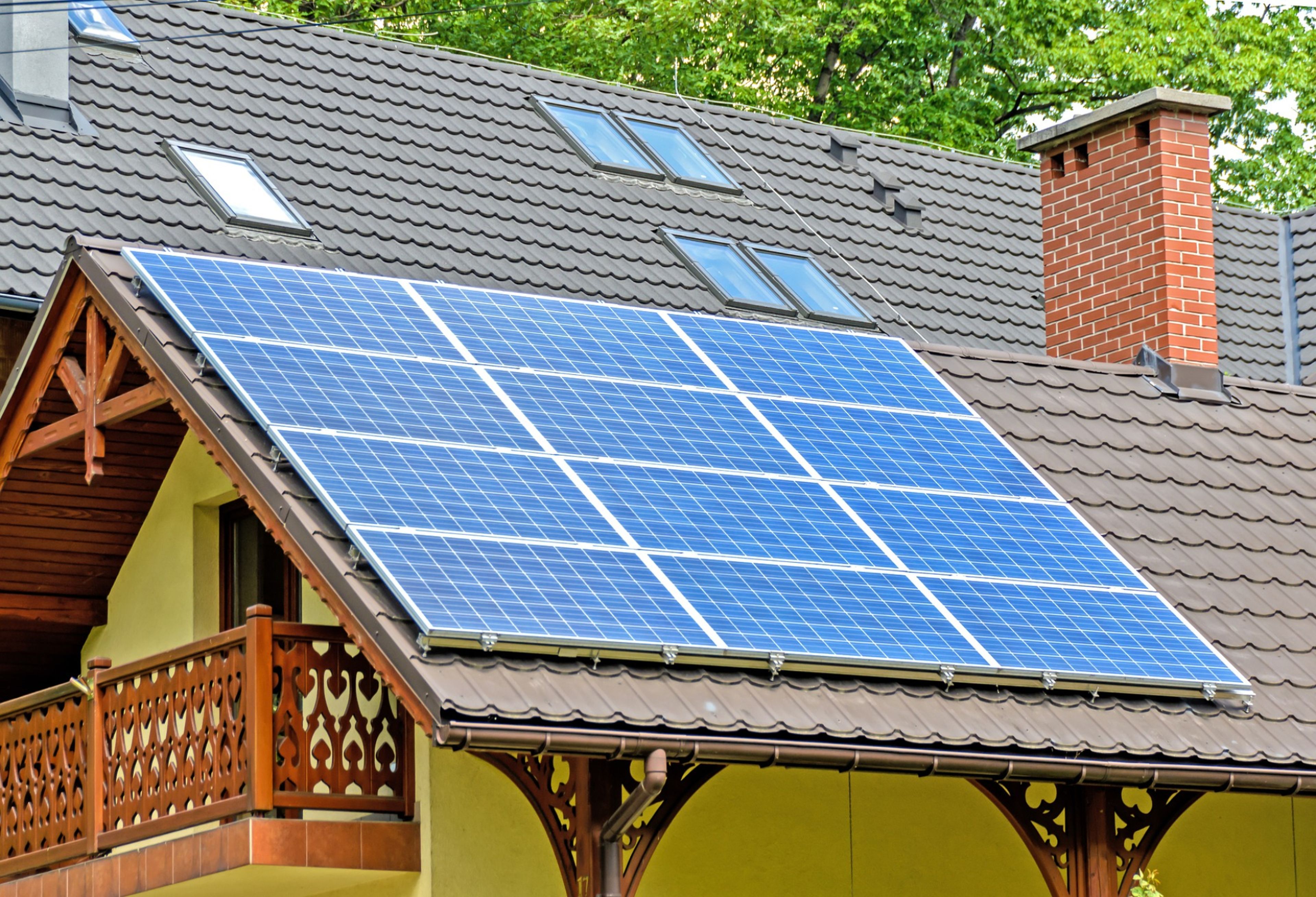 Casa con un panel solar