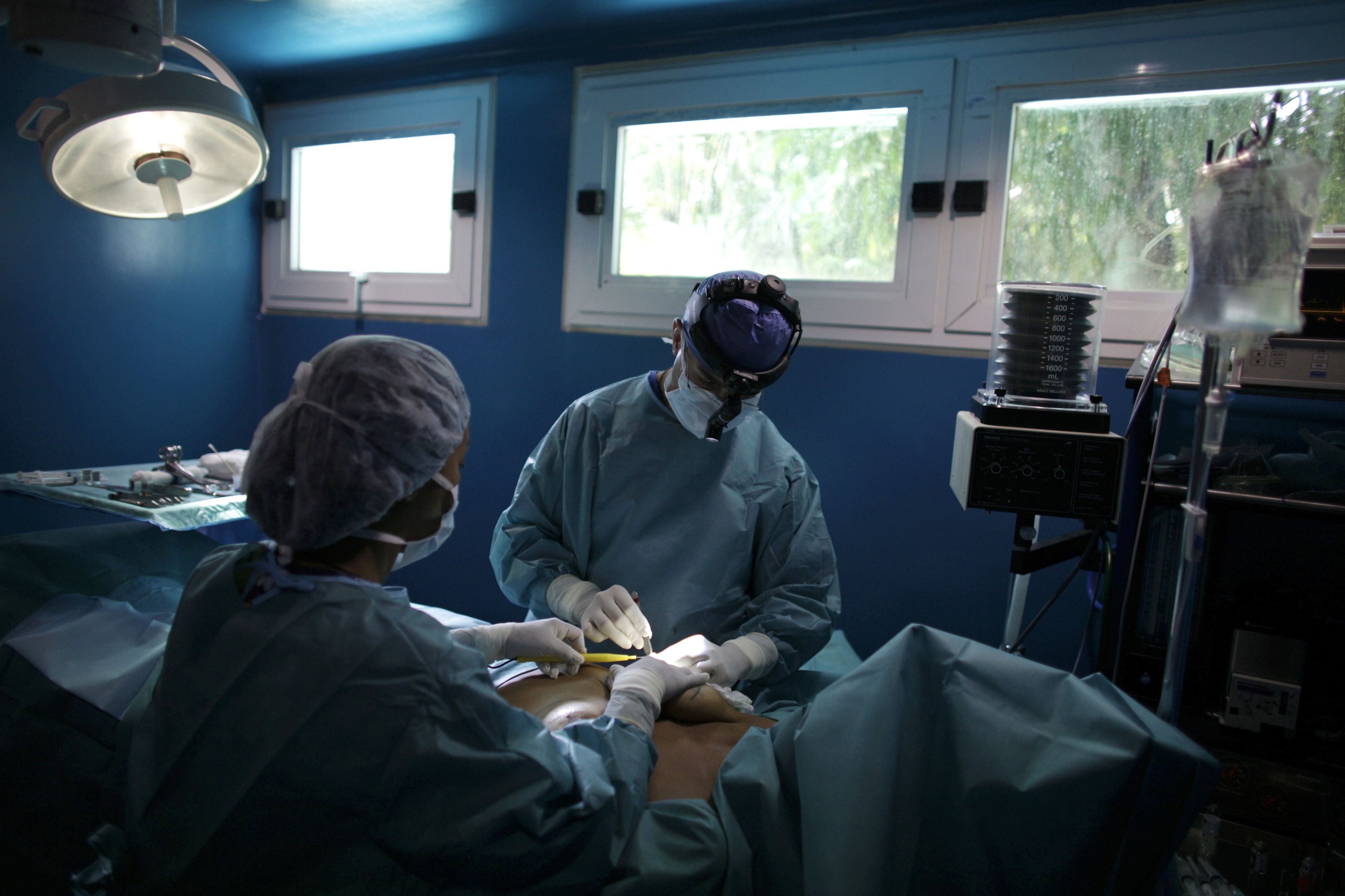 Cirujanos practicando un implante de senos