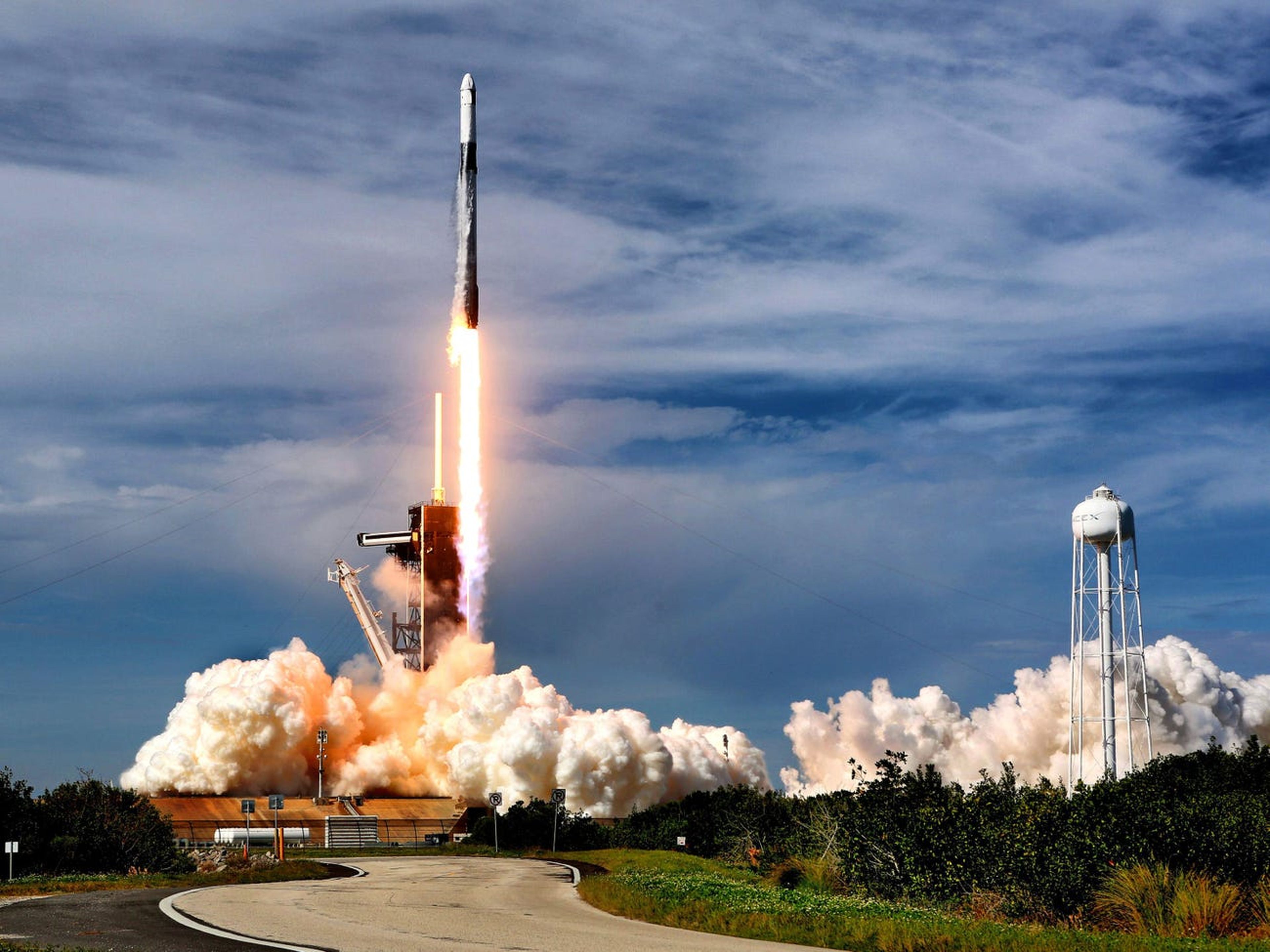 El cohete SpaceX Falcon 9 despega del Complejo de Lanzamiento 39-A en el Centro Espacial Kennedy.