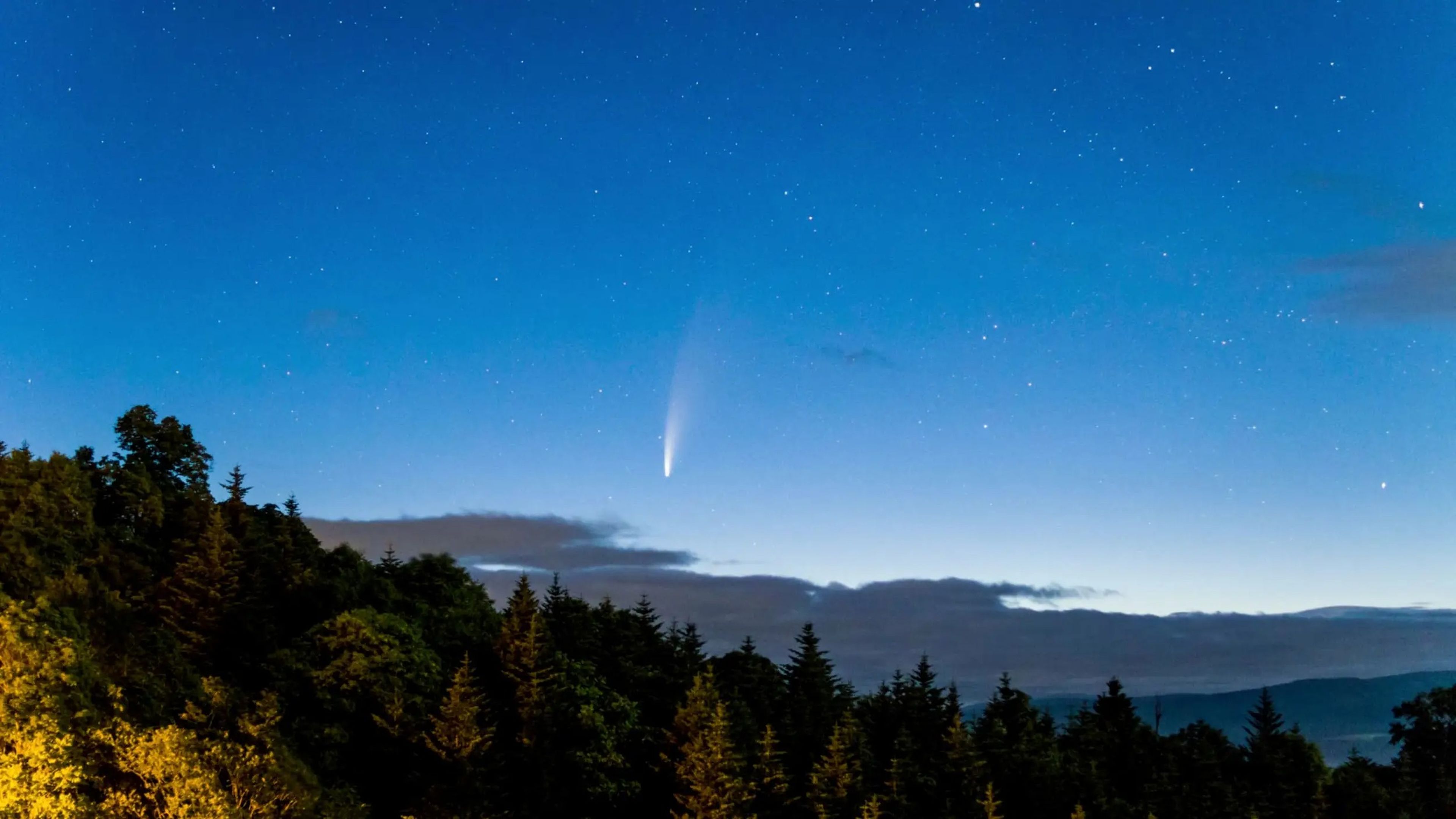El cometa Neowise aparece en el cielo de Nayoro, Hokkaido, Japón, el 11 de julio de 2020.