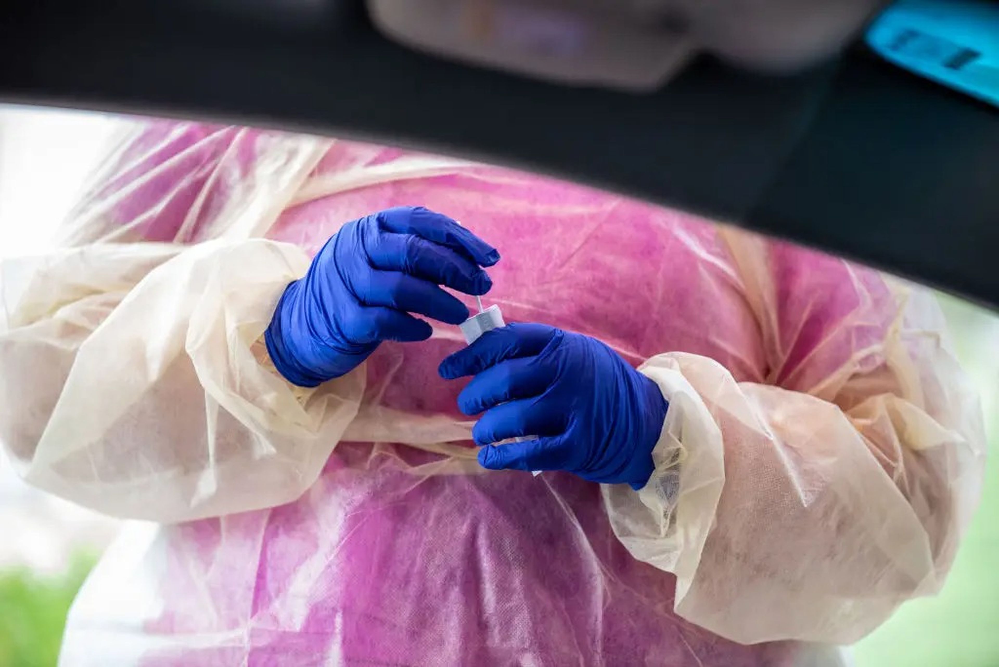 Una enfermera se prepara para tomar una muestra de un paciente en un centro de pruebas de COVID-19, el 7 de julio de 2020, en Texas, Estados Unidos.