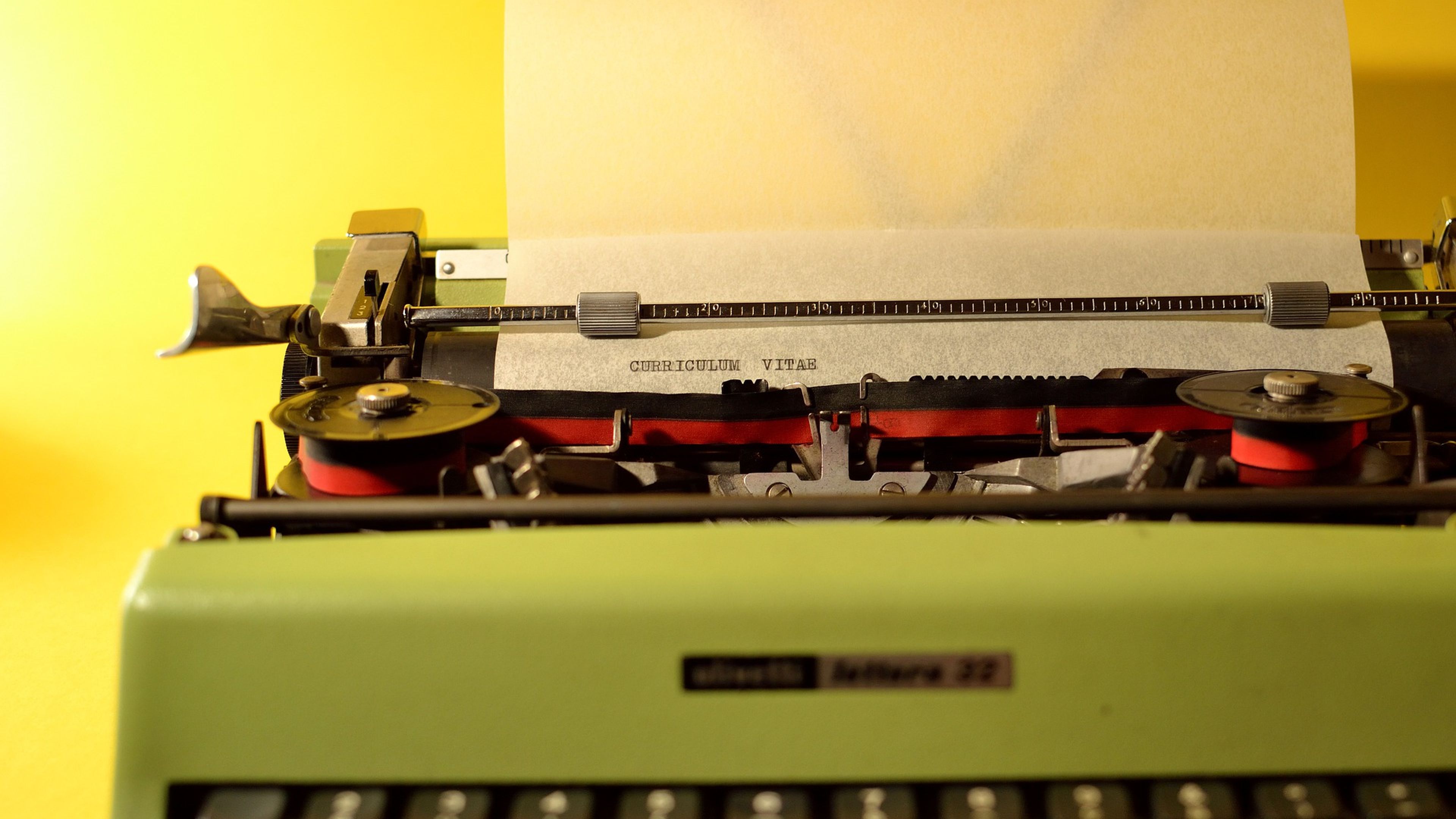 Un currículum escrito por una máquina de escribir.