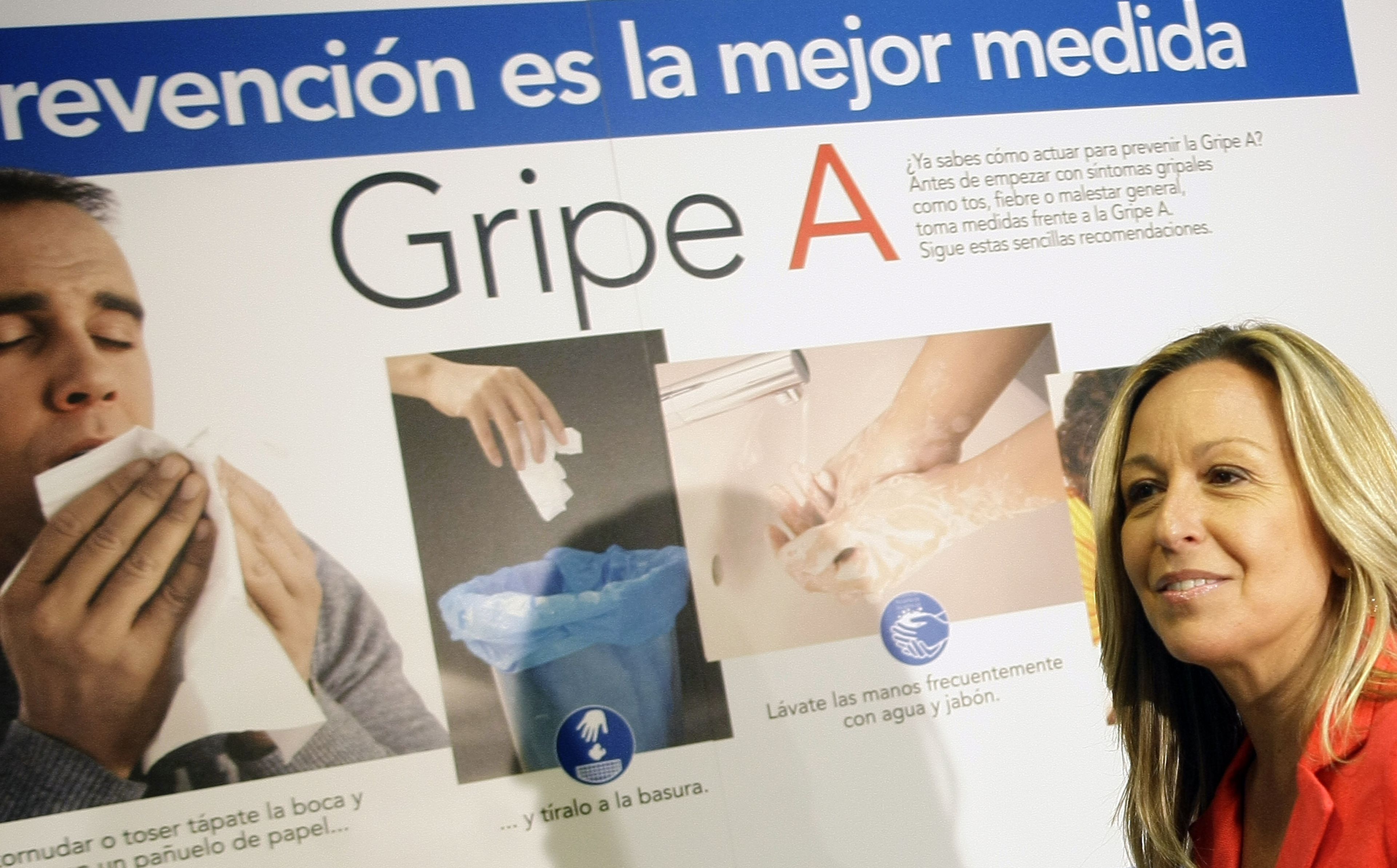 Trinidad Jiménez, cuando era ministra de Sanidad, delante de un cartel sobre la gripe A.