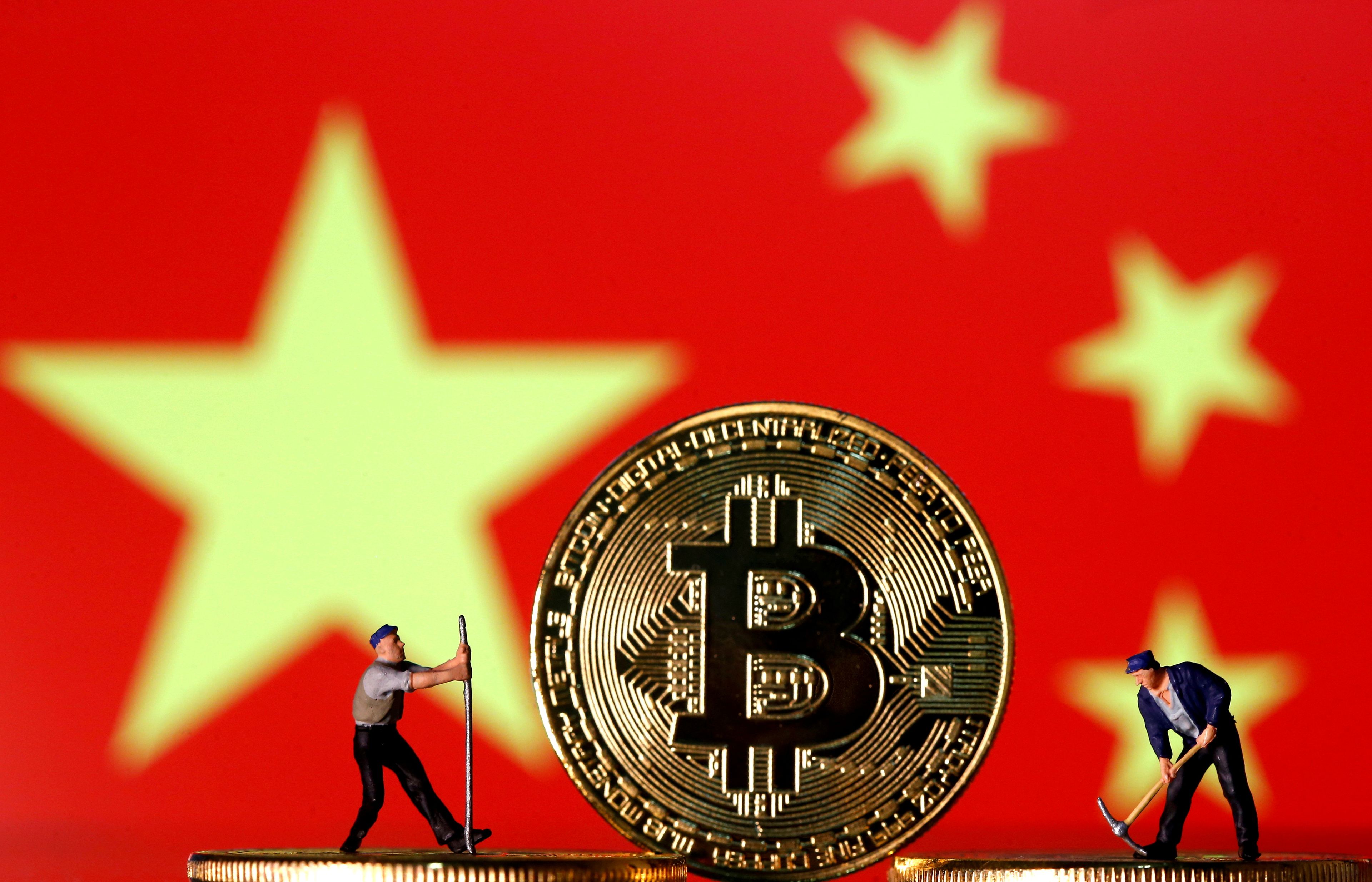 Dos mineros con una moneda de bitcoin y la bandera de China detrás.