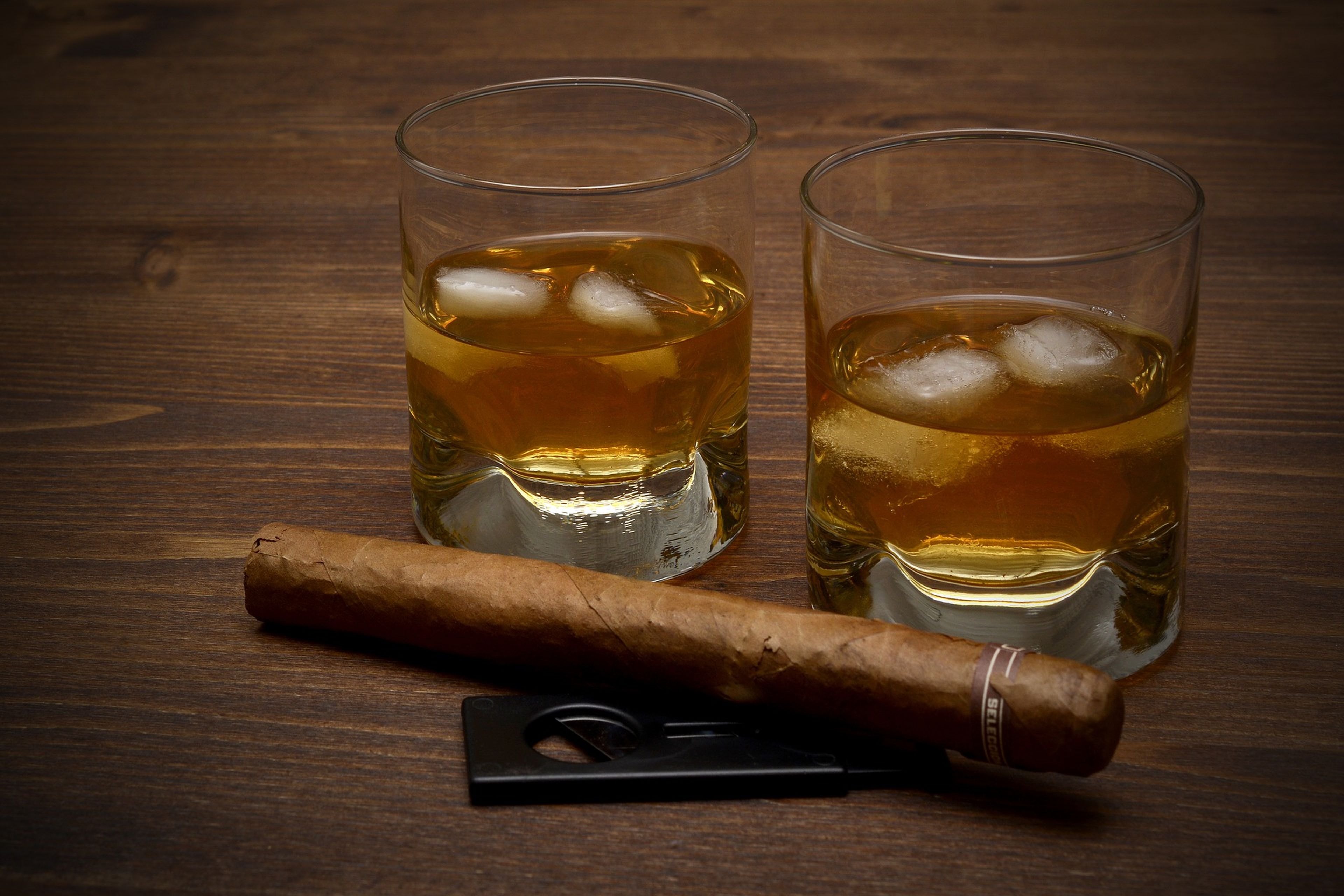 Dos vasos de whisky y un puro.