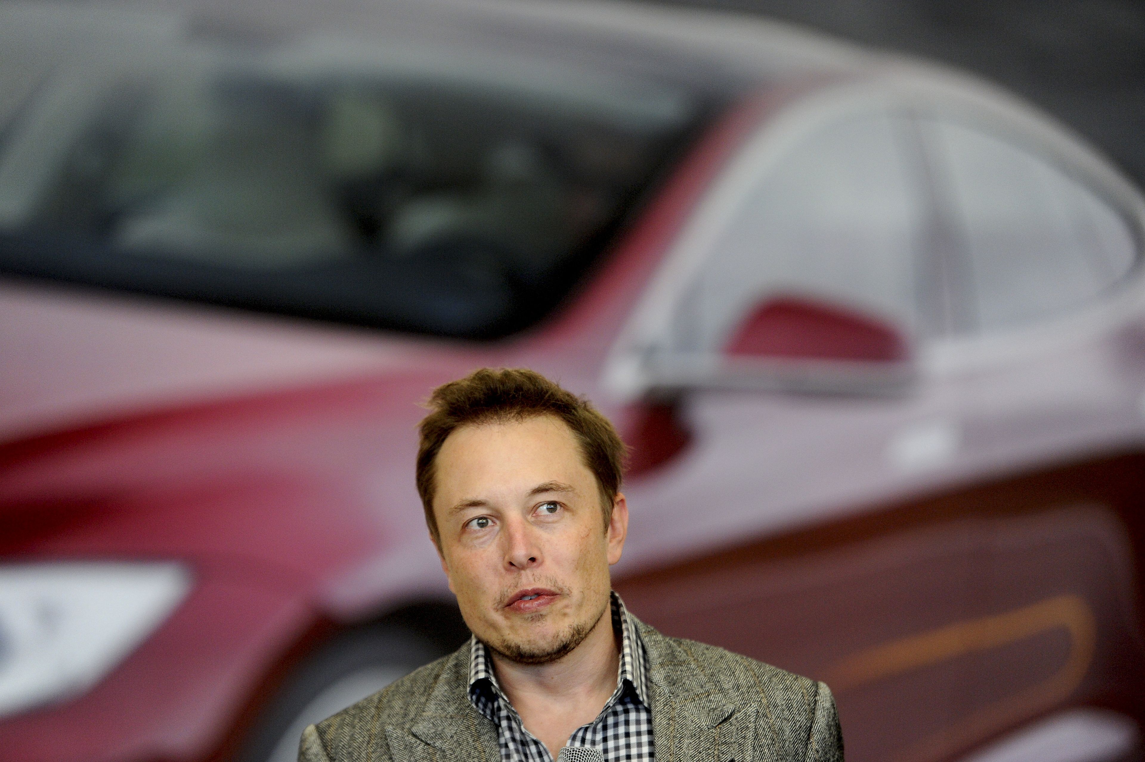 Elon Musk anuncia que la fecha de entrega del Tesla Model S Plaid se retrasa hasta el 10 de junio, pero que el "coche se siente como una nave espacial"