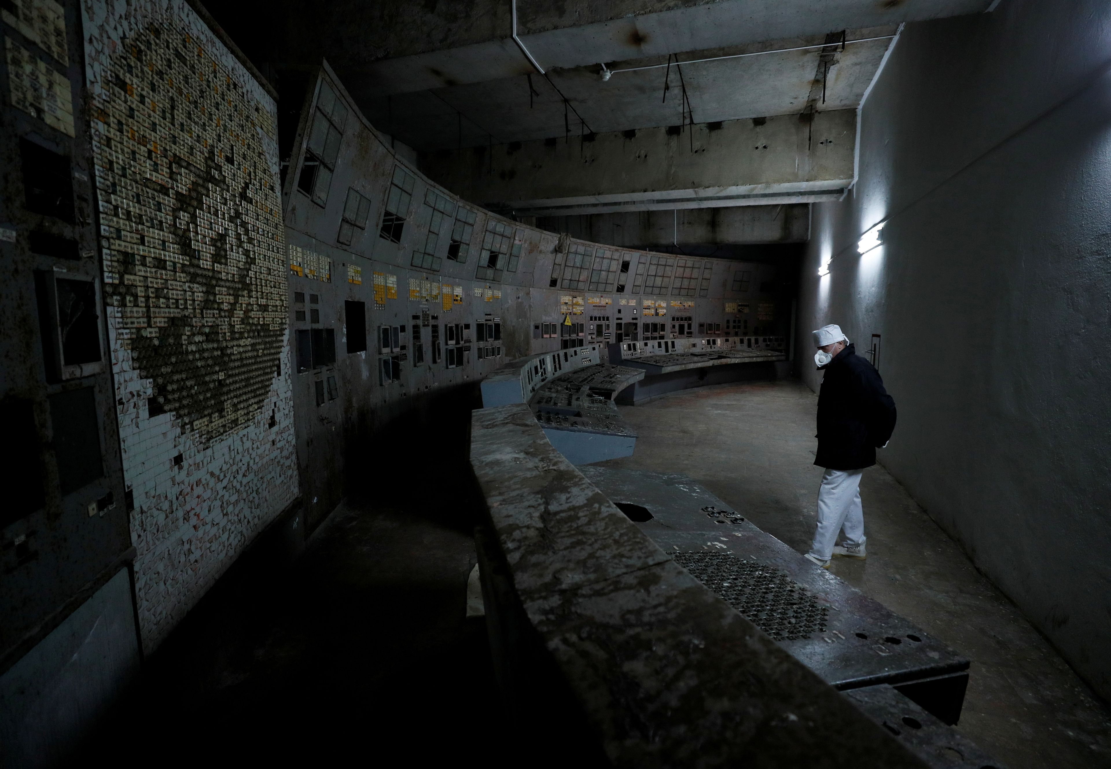Un empleado camina por el reactor dañado de Chernobyl, el 25 de marzo de 2021.