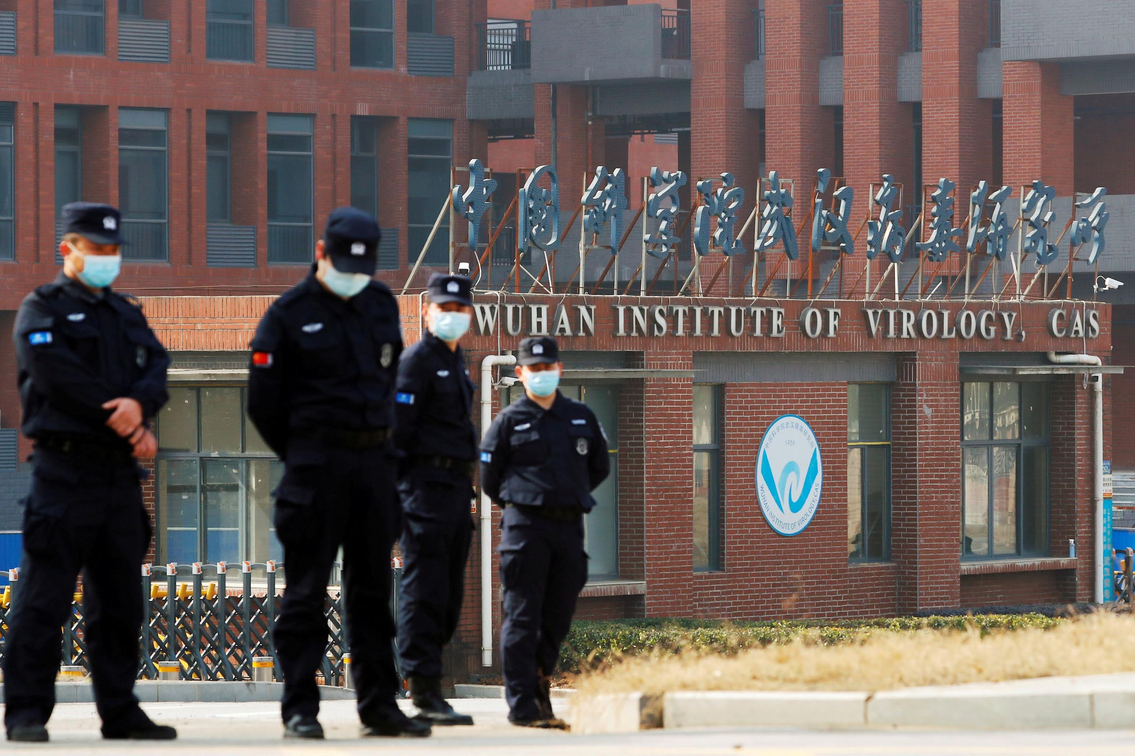 Personal de seguridad vigila a las afueras del Instituto de Virología de Wuhan, en China.