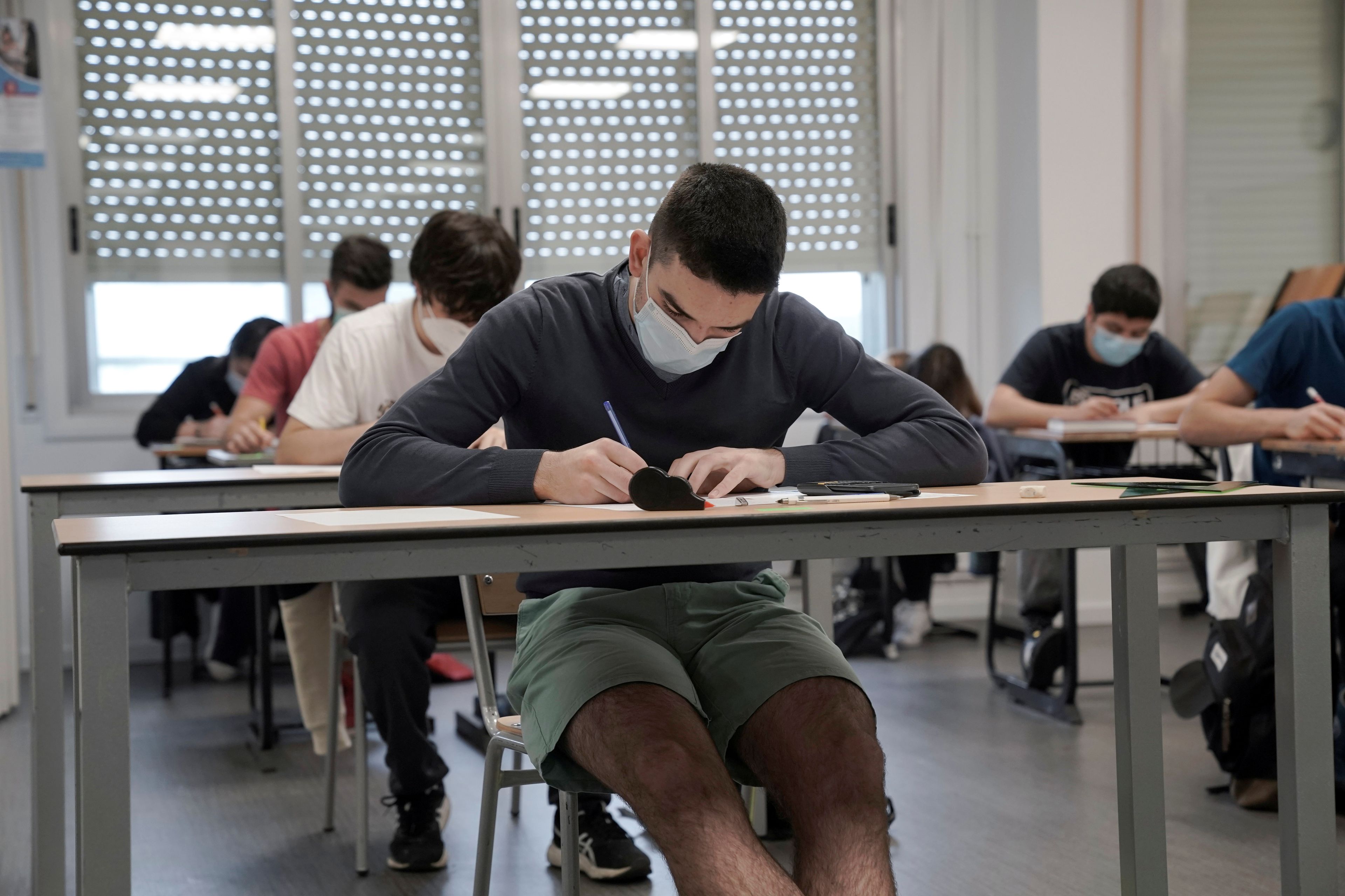 Estudiante haciendo un examen