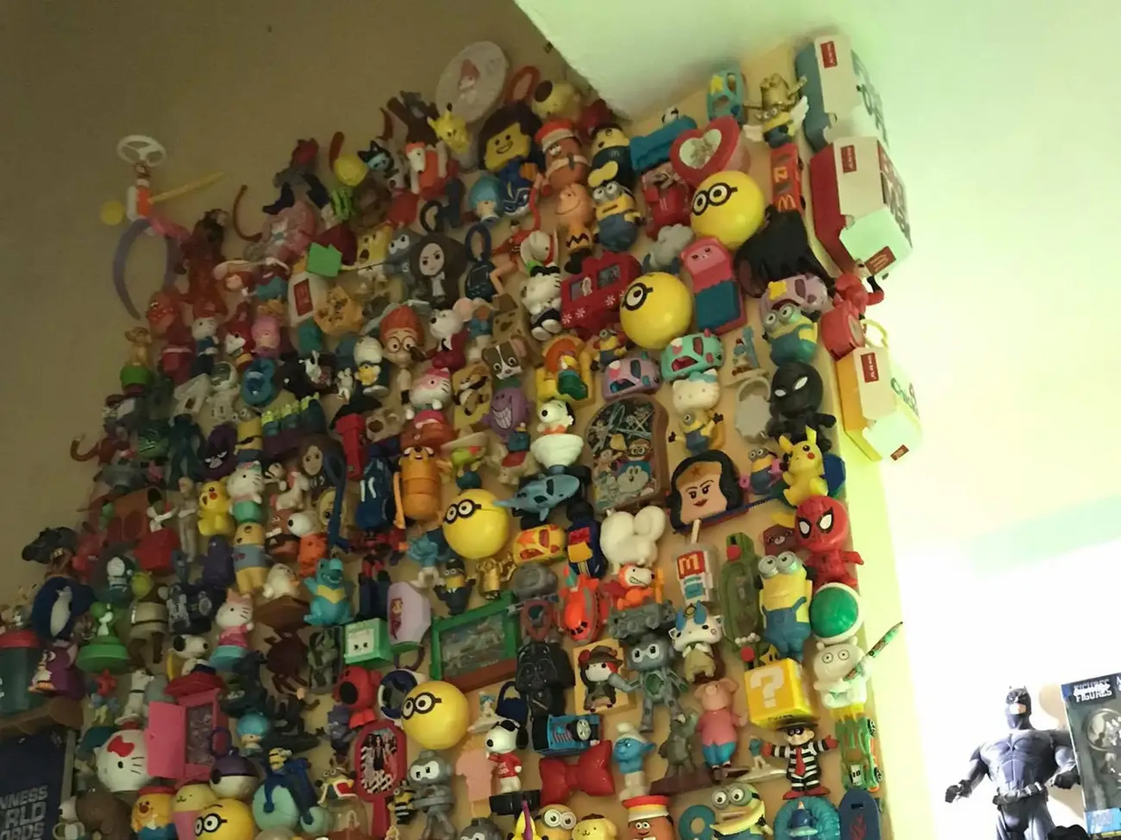 Una foto que muestra los juguetes de Percival R. Lugue colgados en las paredes de su nuevo hogar.