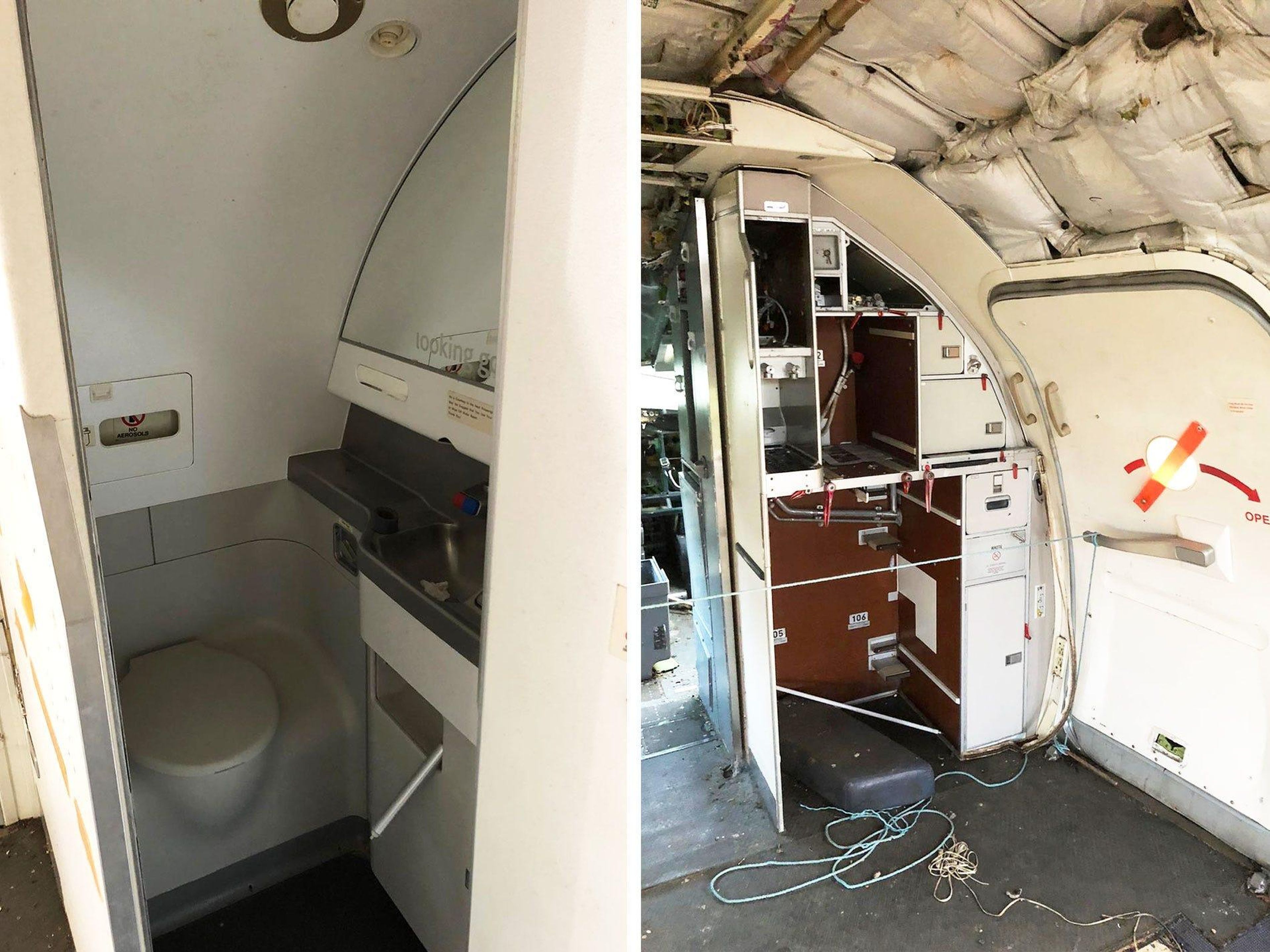 Izquierda: Interior del baño del Boeing 737. Derecha: Cocina del Boeing 737.