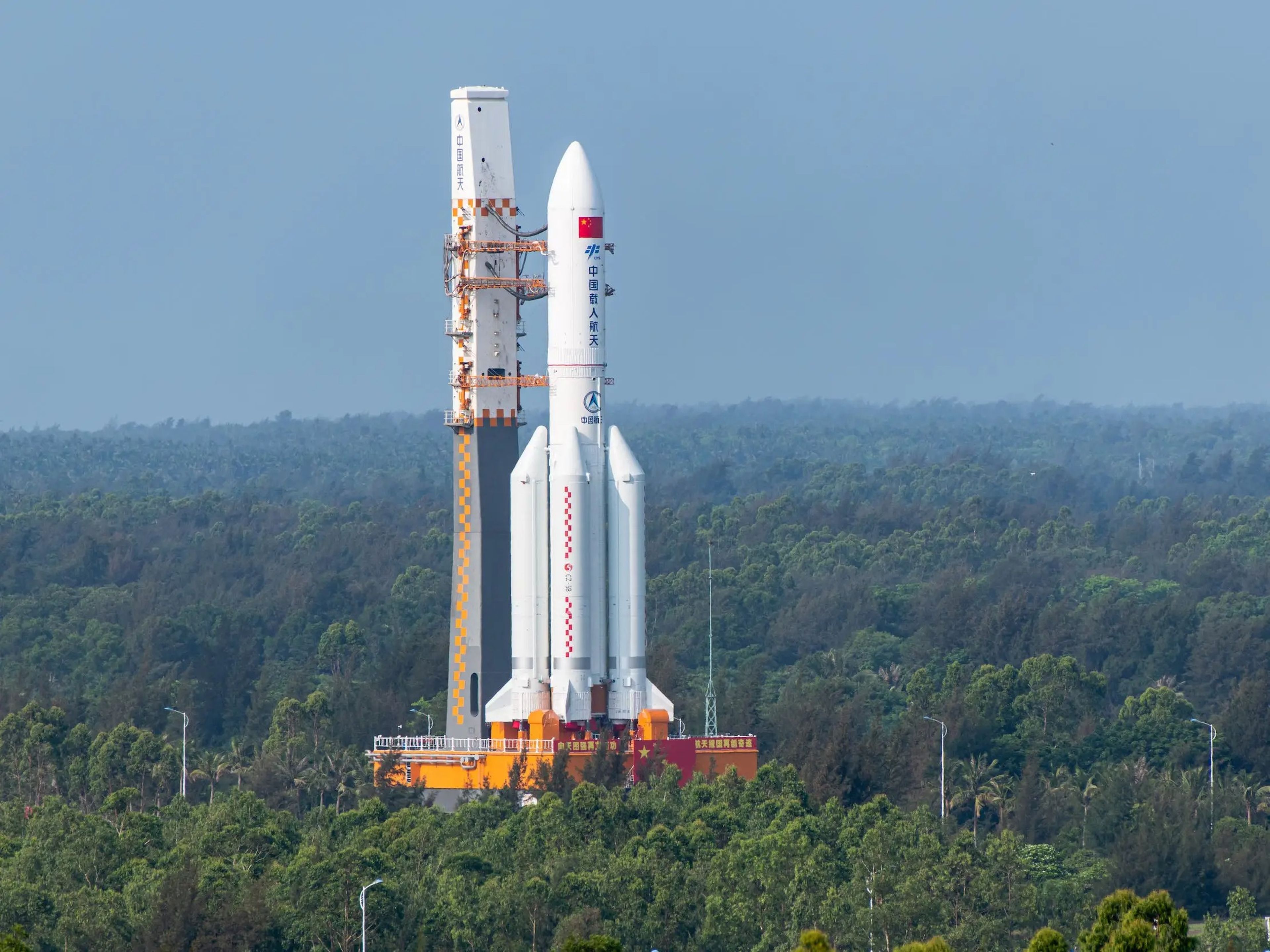 Un cohete Long March-5B Y2 que transporta el módulo central de la estación espacial china.