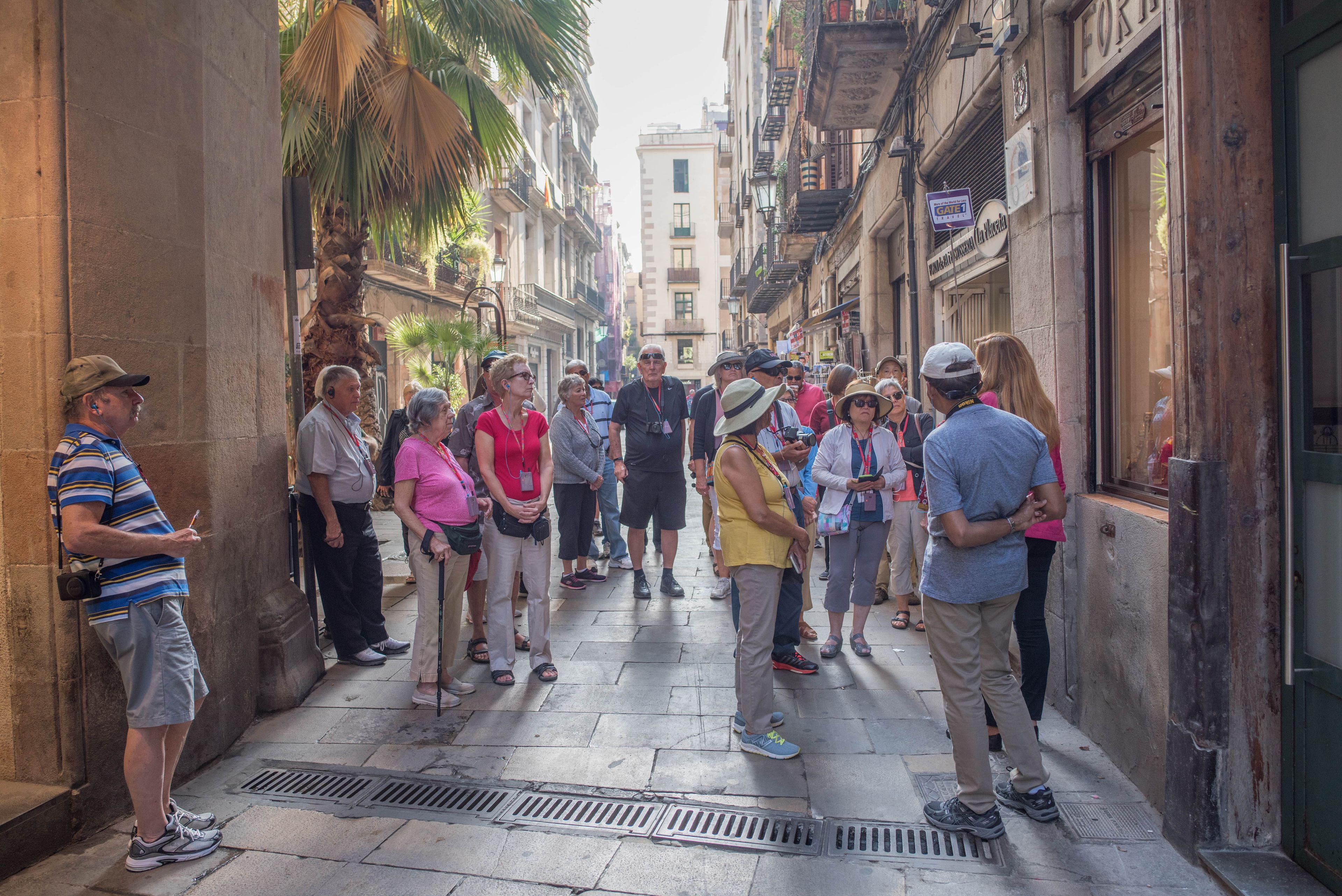Grupo de turistas de la tercera edad en Barcelona