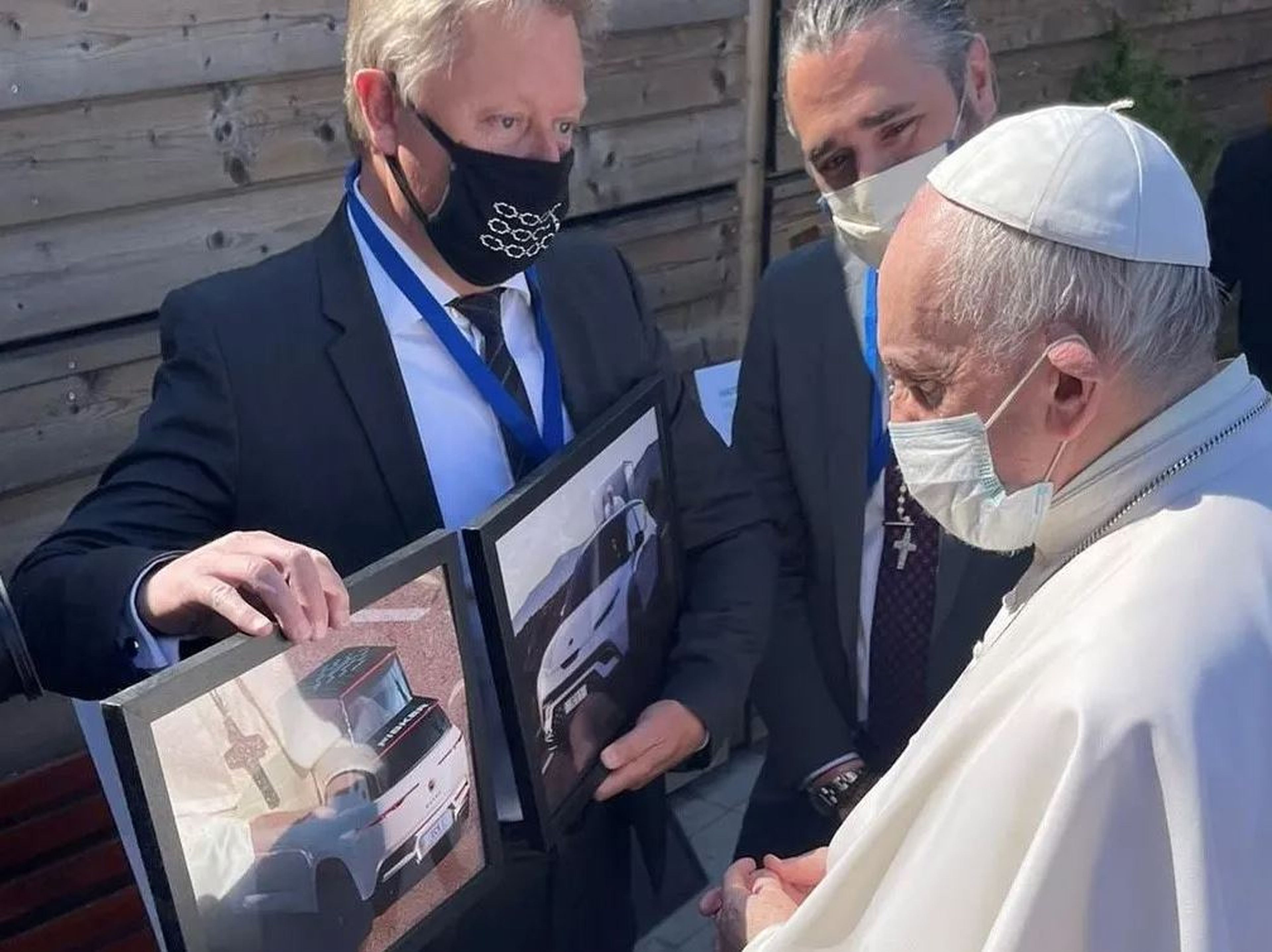 Henrik Fisker presenta el nuevo papamovil al Papa Francisco