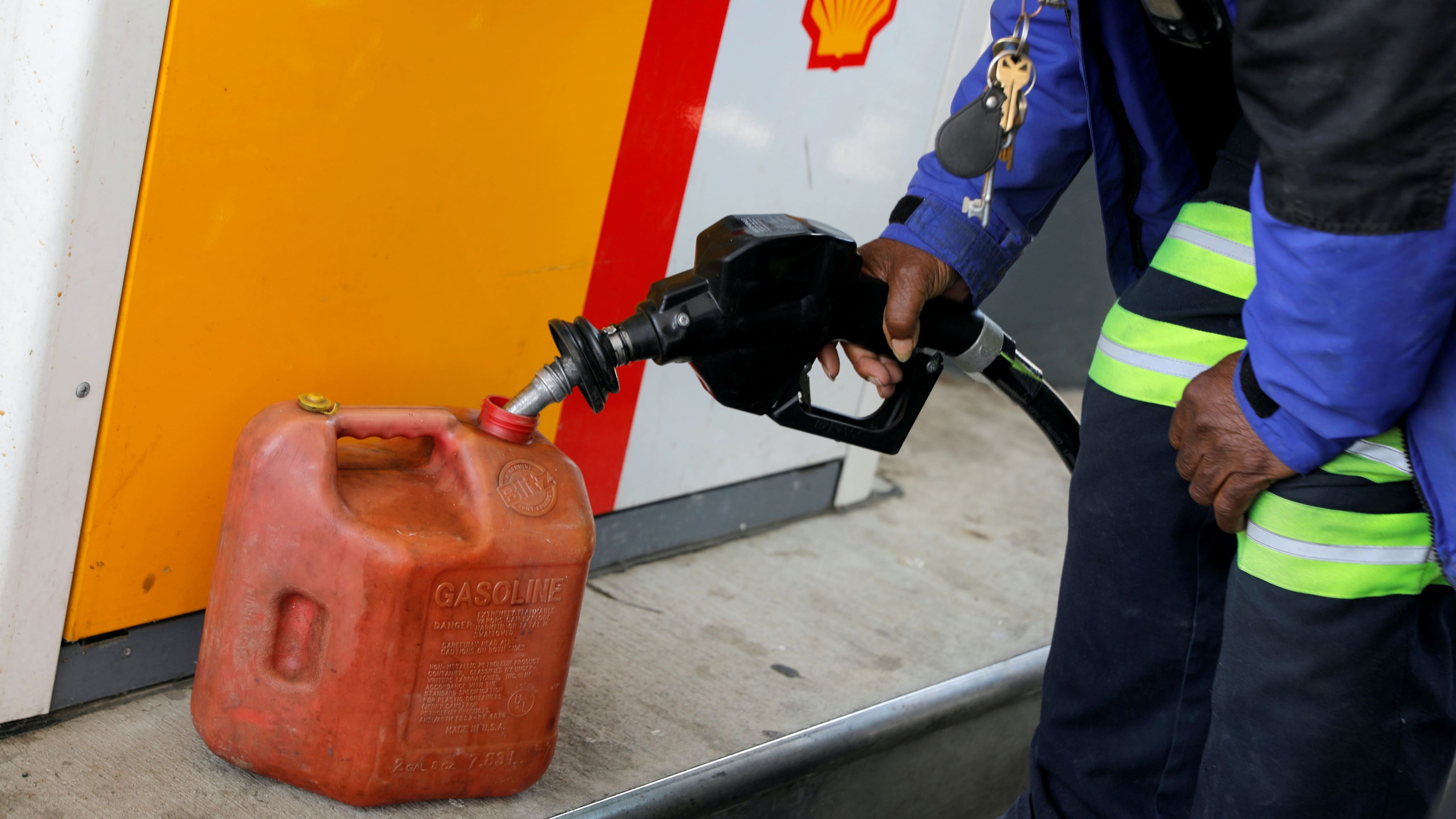 Un hombre llena una garrafa de gasolina después de que un ciberataque paralizase un oleoducto en EEUU.